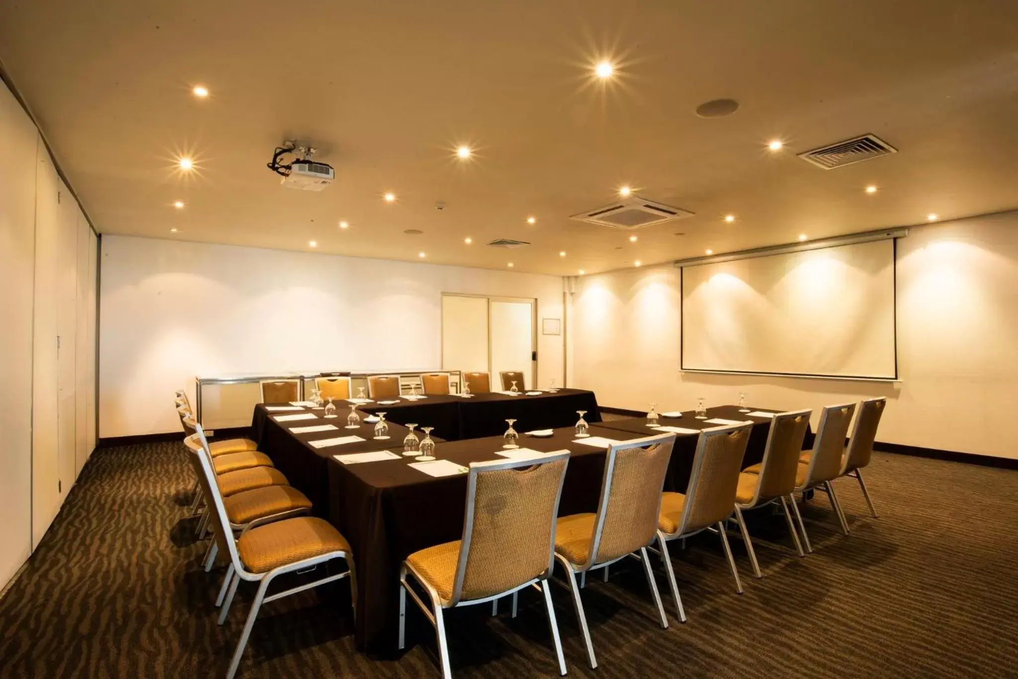 Meeting/conference room in Holiday Inn Suva, an IHG Hotel