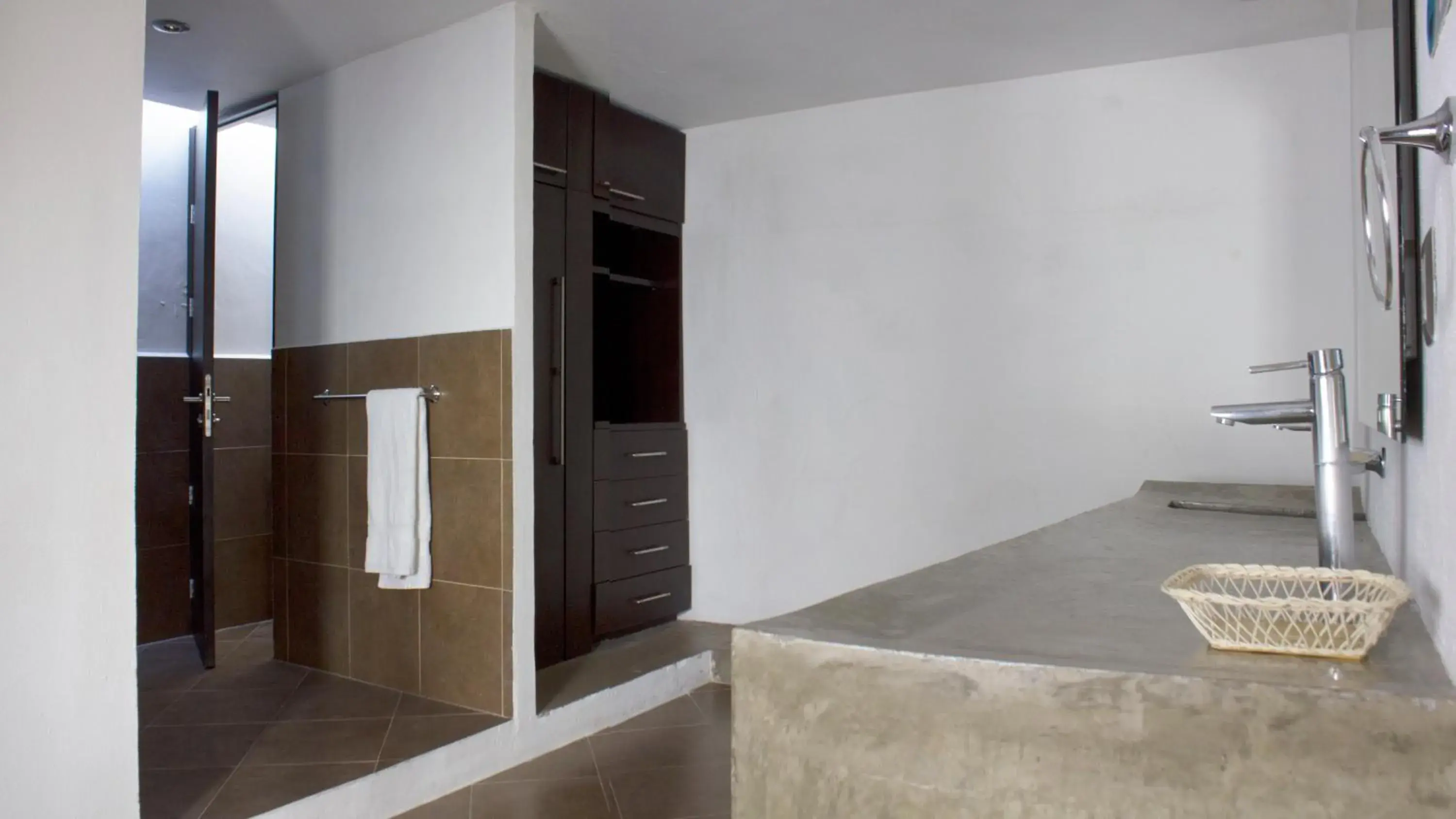 Bathroom, TV/Entertainment Center in Kuku Ruku Hotel