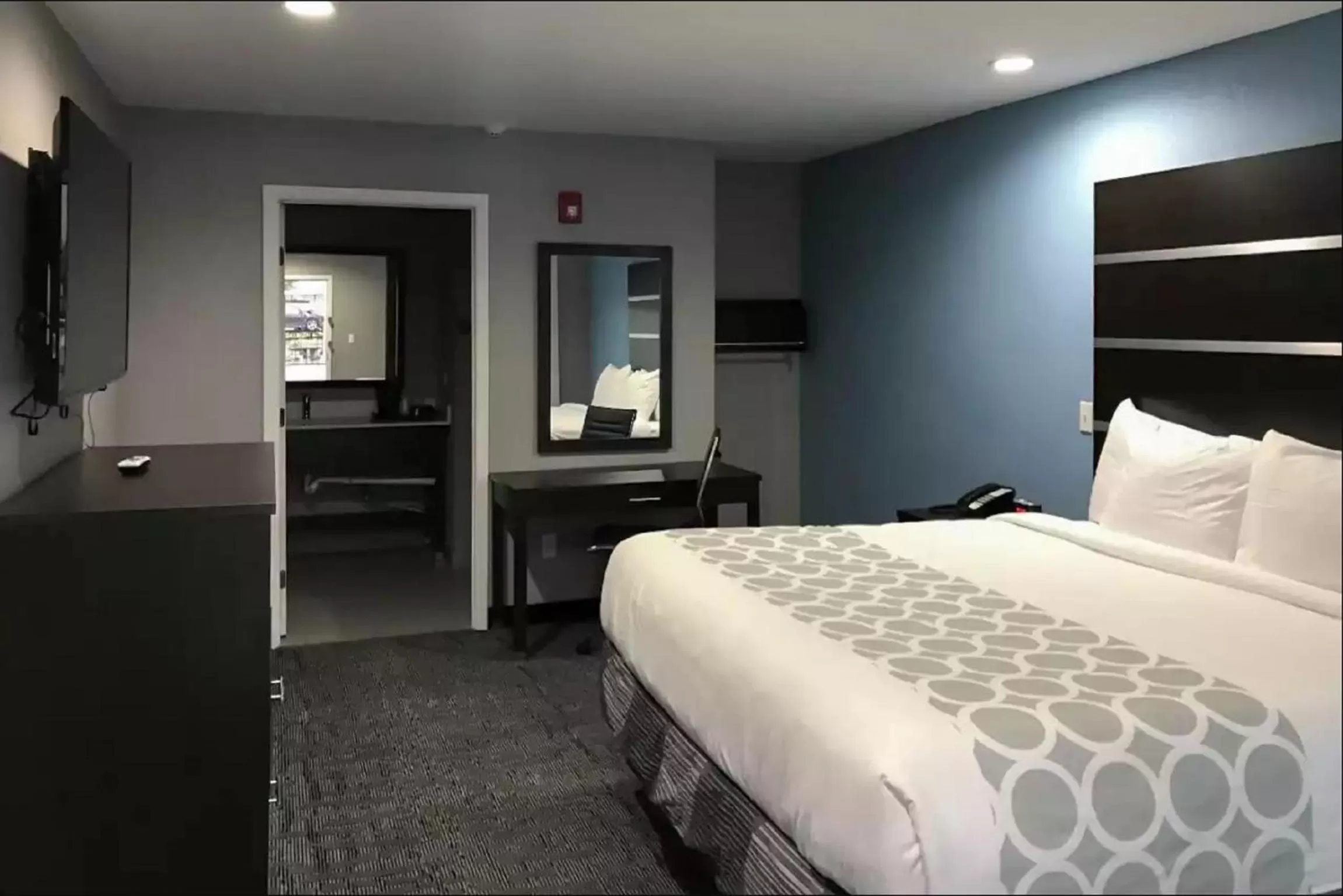 Photo of the whole room, Bed in Rodeway Inn Calhoun South