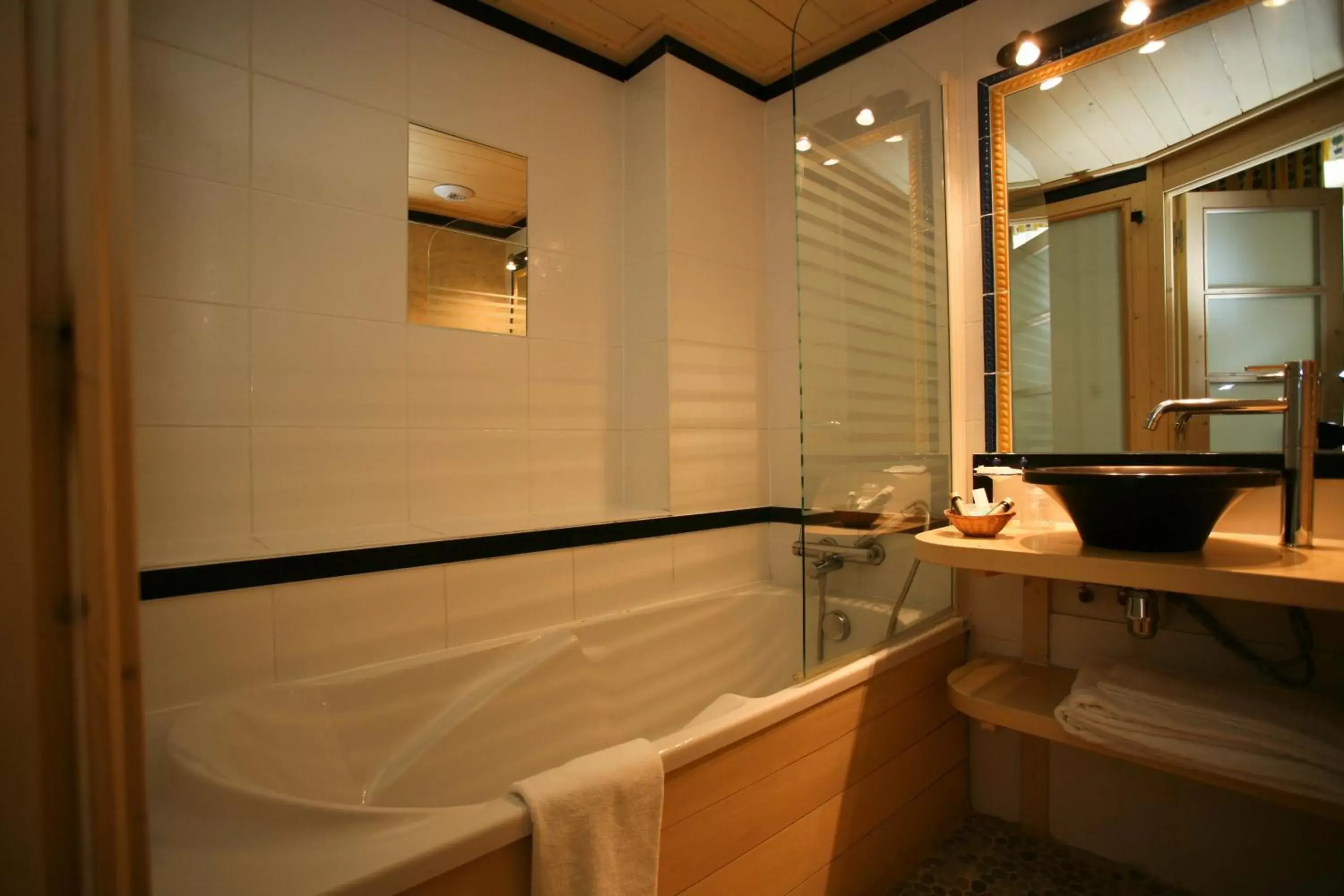 Bathroom in Hôtel La Tour Intendance