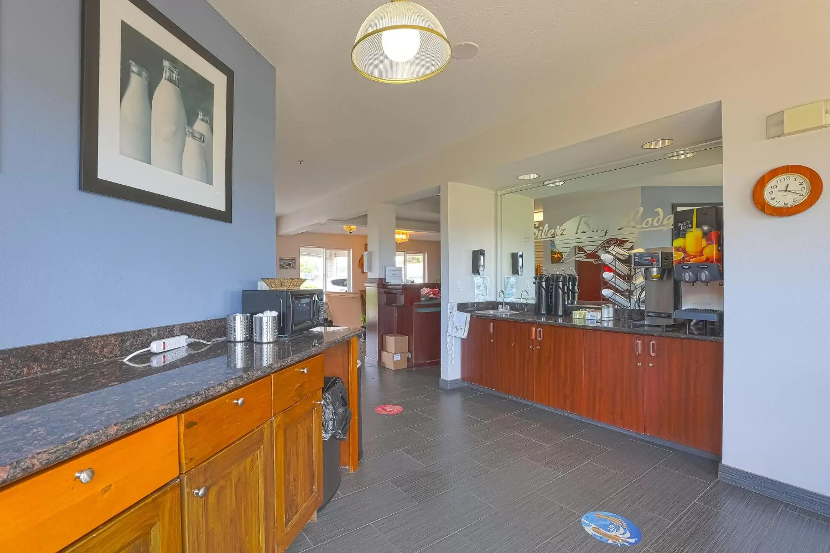 Kitchen or kitchenette, Kitchen/Kitchenette in Siletz Bay Beachfront Hotel by OYO Lincoln City