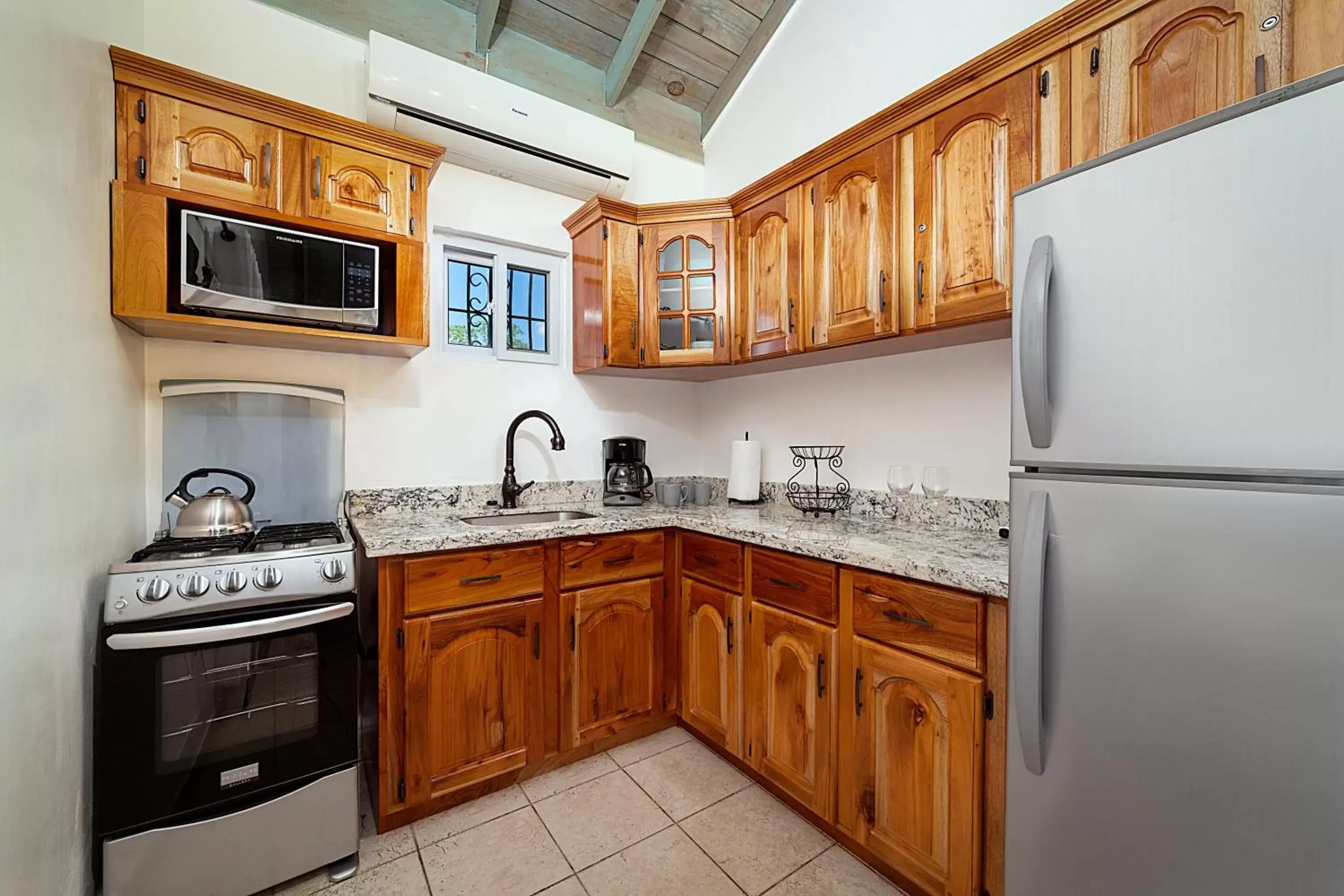 Kitchen or kitchenette, Kitchen/Kitchenette in Beach House Condos, Negril