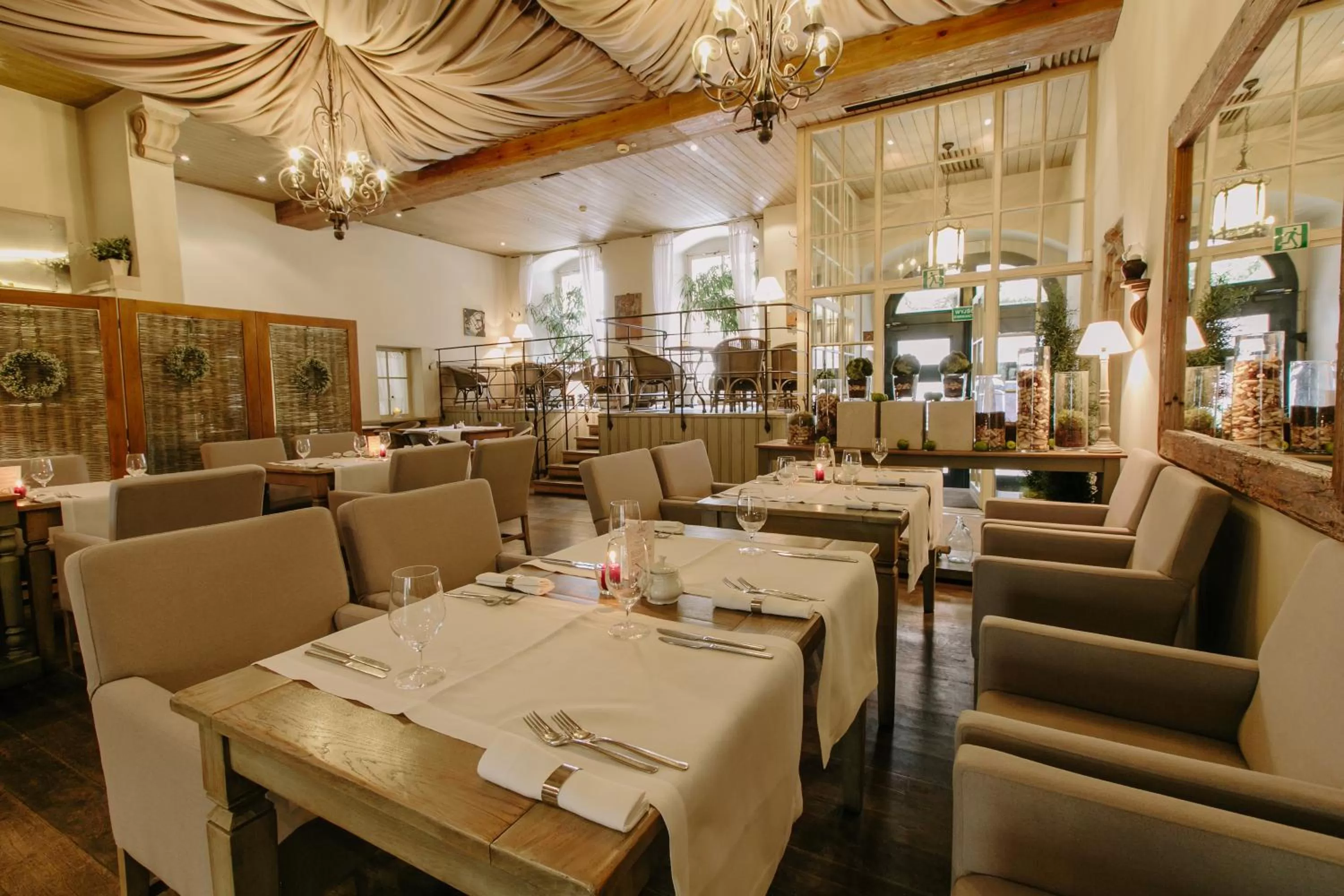 Restaurant/places to eat in Art Hotel