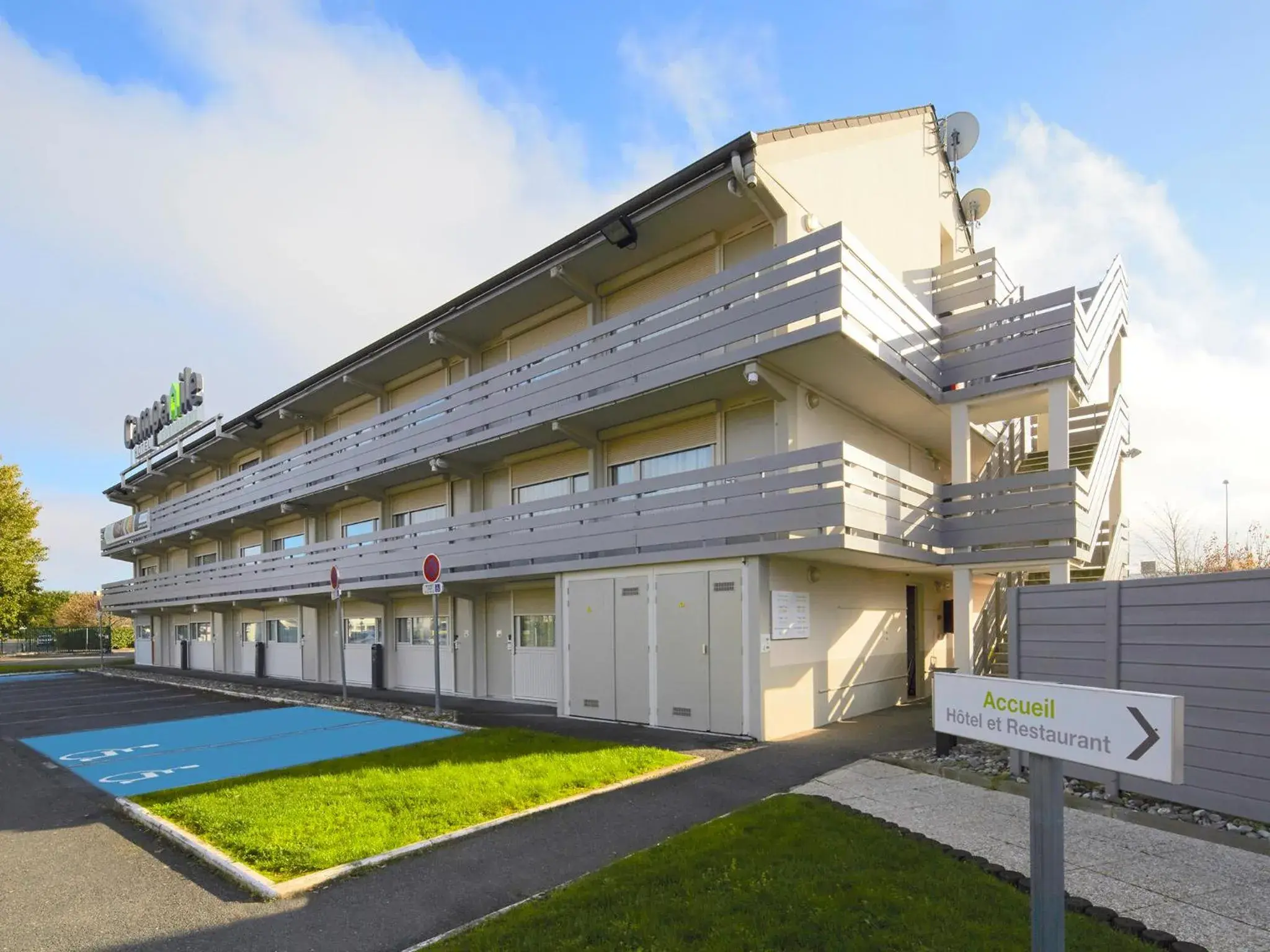 Facade/entrance, Property Building in Campanile Tours Sud - Chambray-Les-Tours