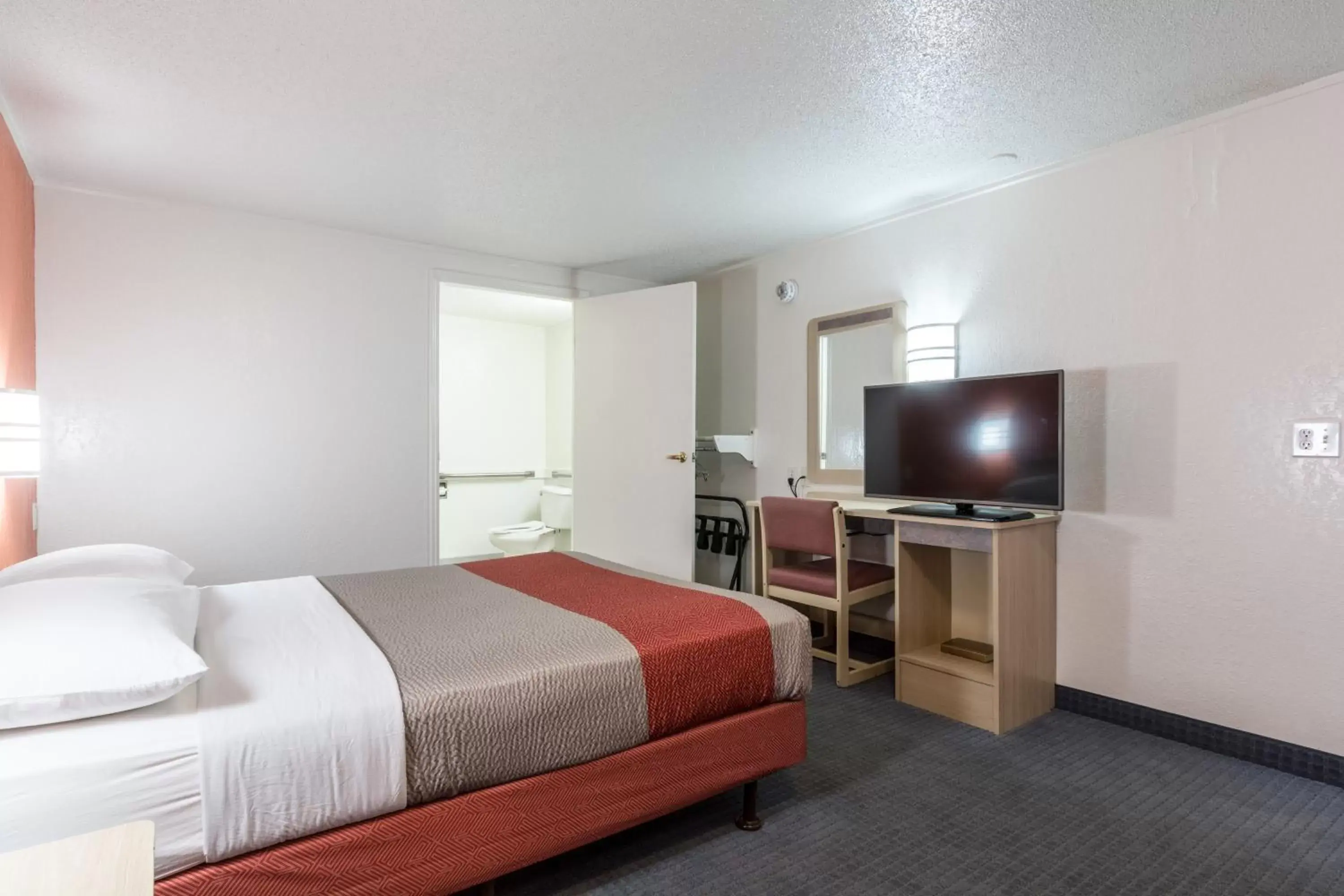 Bedroom, TV/Entertainment Center in Travelodge by Wyndham Lansing