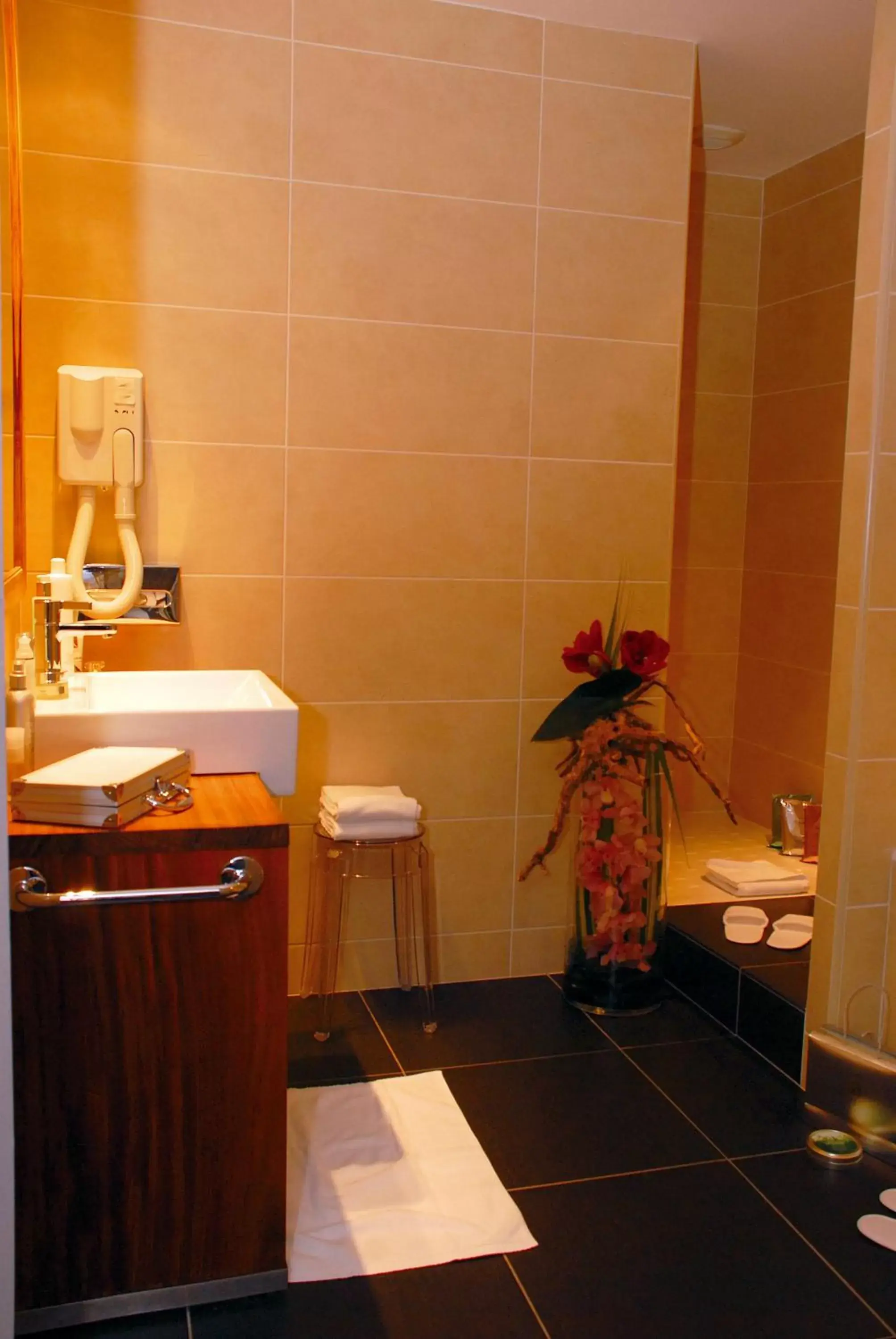 Shower, Bathroom in Abbaye des Capucins Spa & Resort