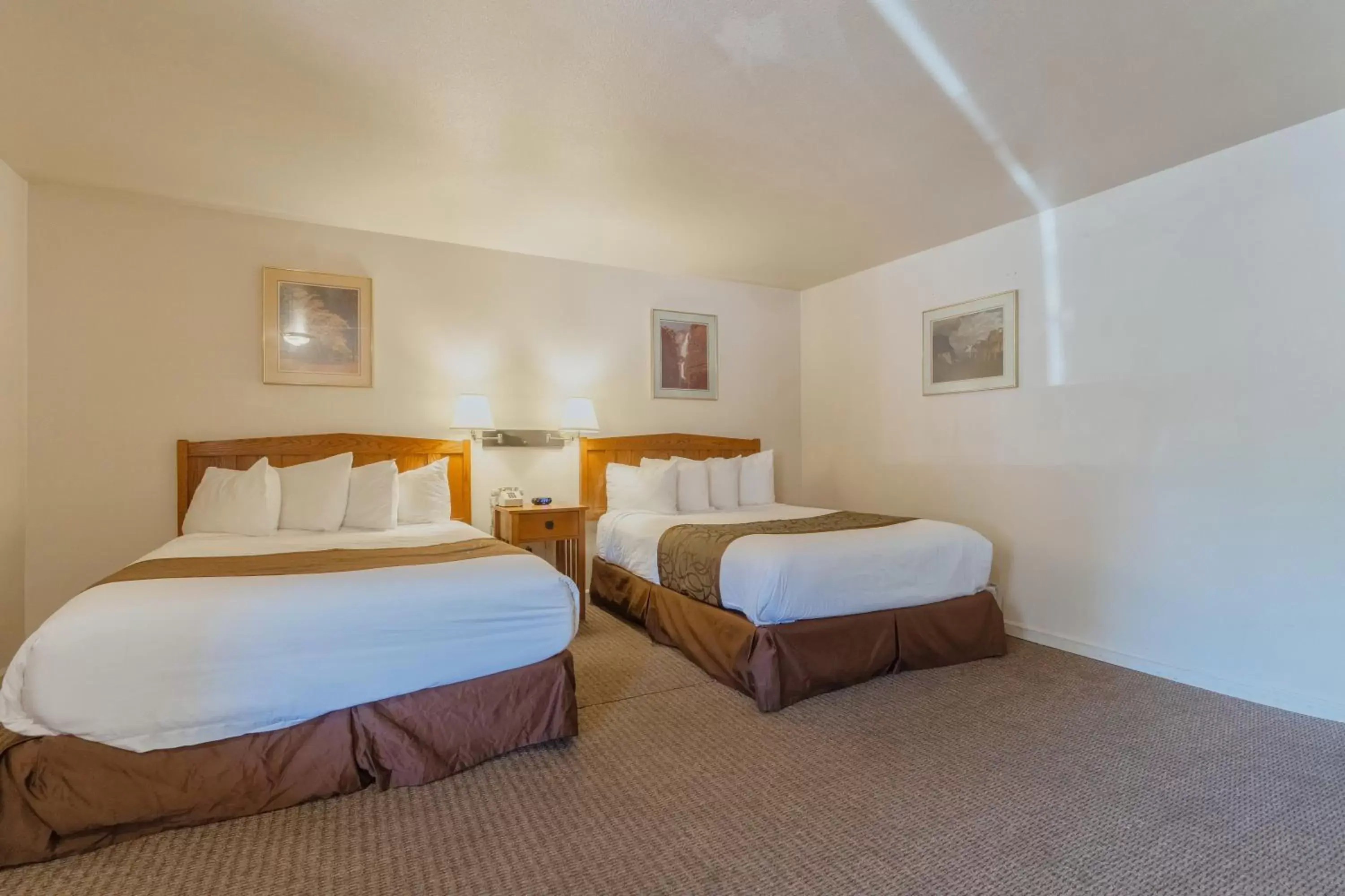 Bedroom, Bed in Mariposa Lodge