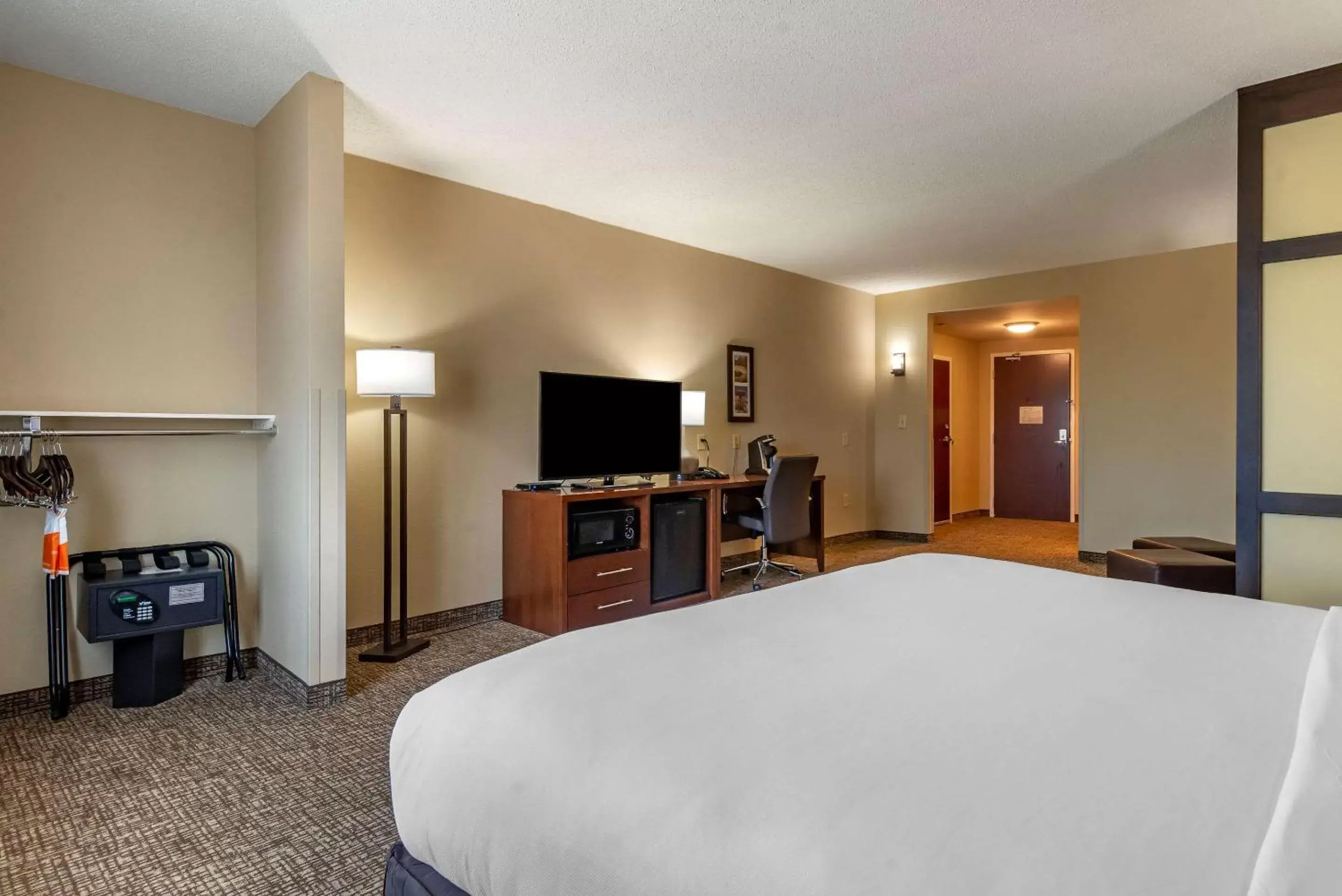 Bedroom, TV/Entertainment Center in Comfort Suites Lake Norman - Huntersville