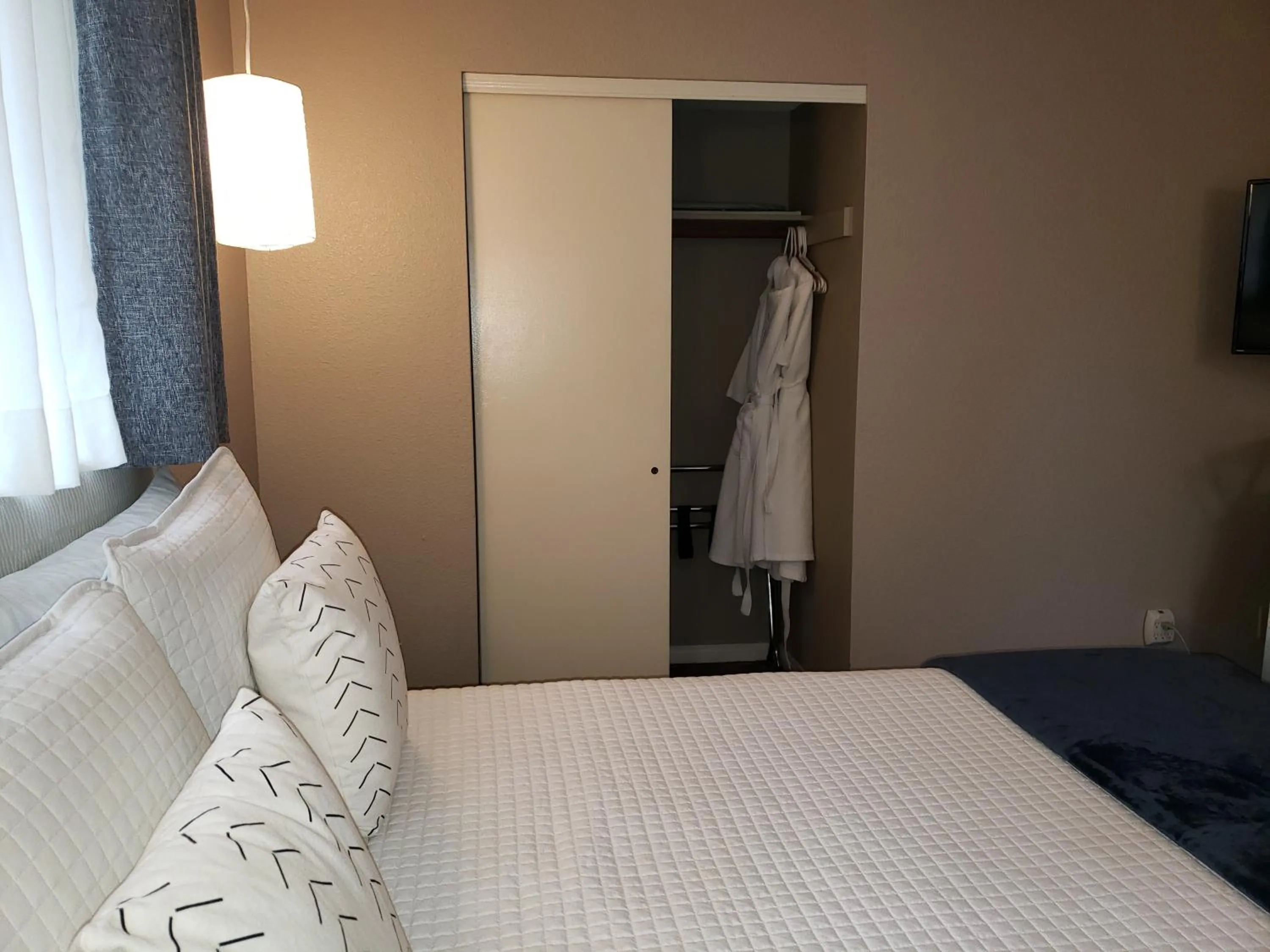 Bed in Baby Quail Inn