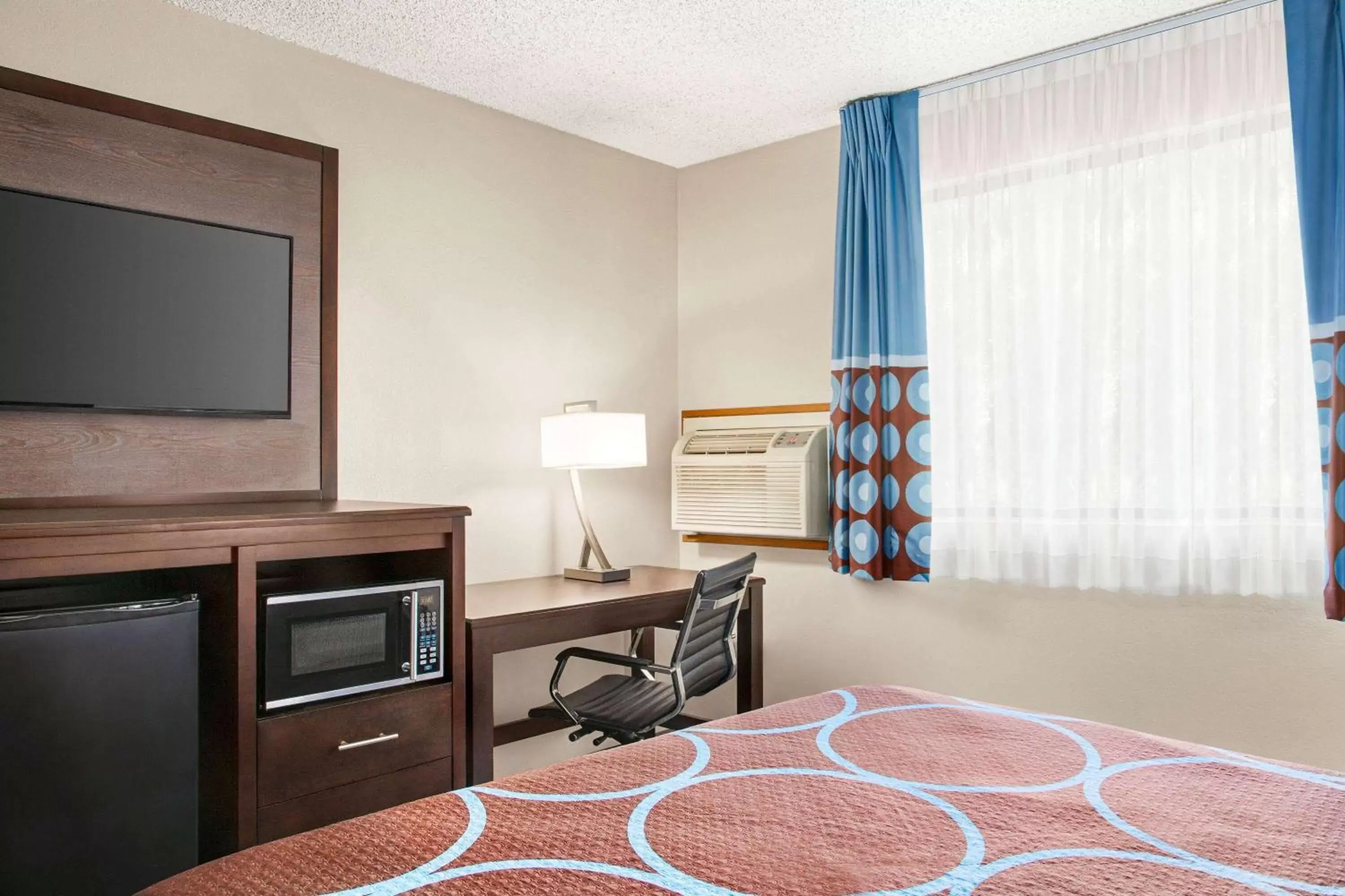 Bedroom, TV/Entertainment Center in Super 8 by Wyndham Lenexa Overland Park Area/Mall Area