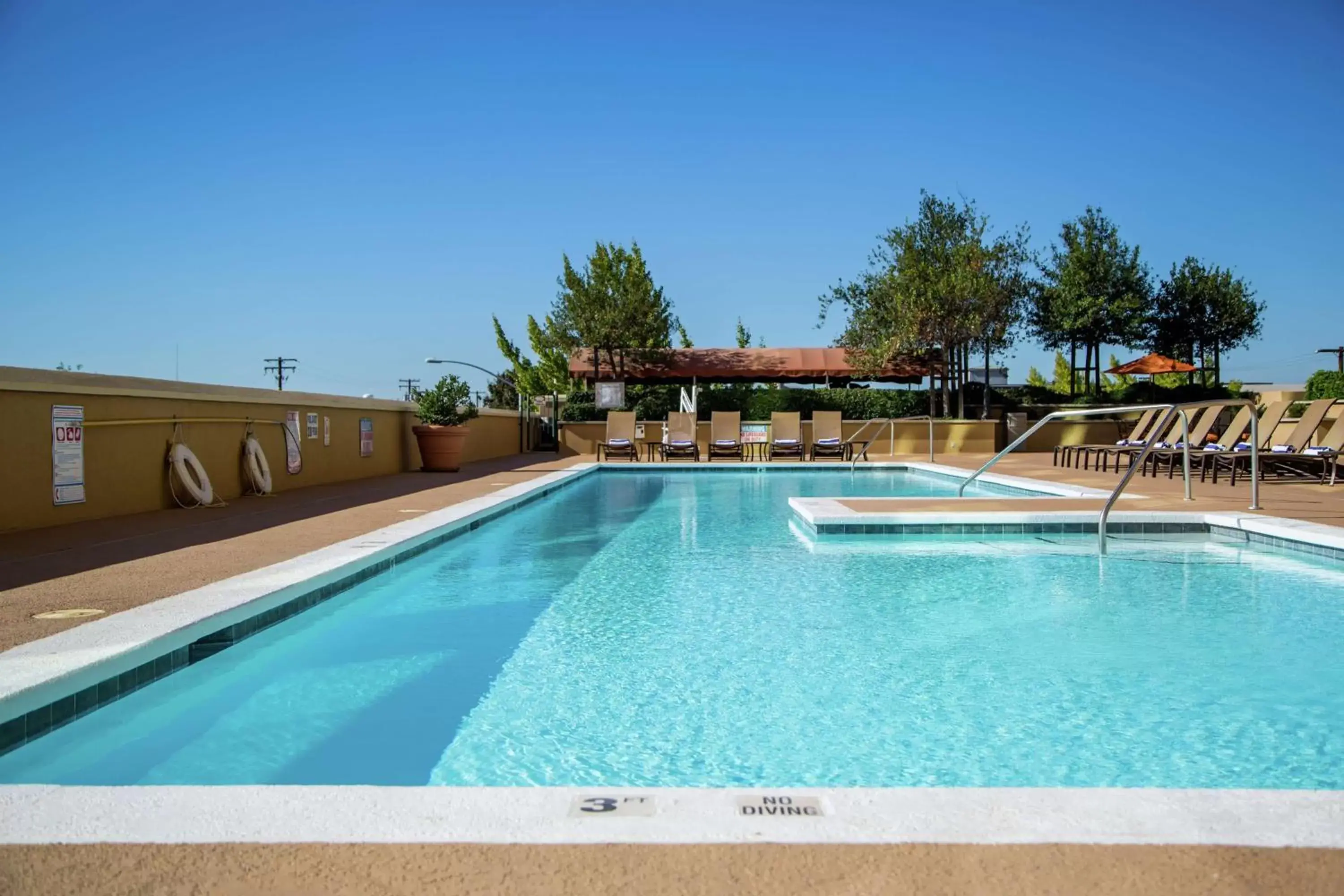 Pool view, Swimming Pool in DoubleTree by Hilton Modesto