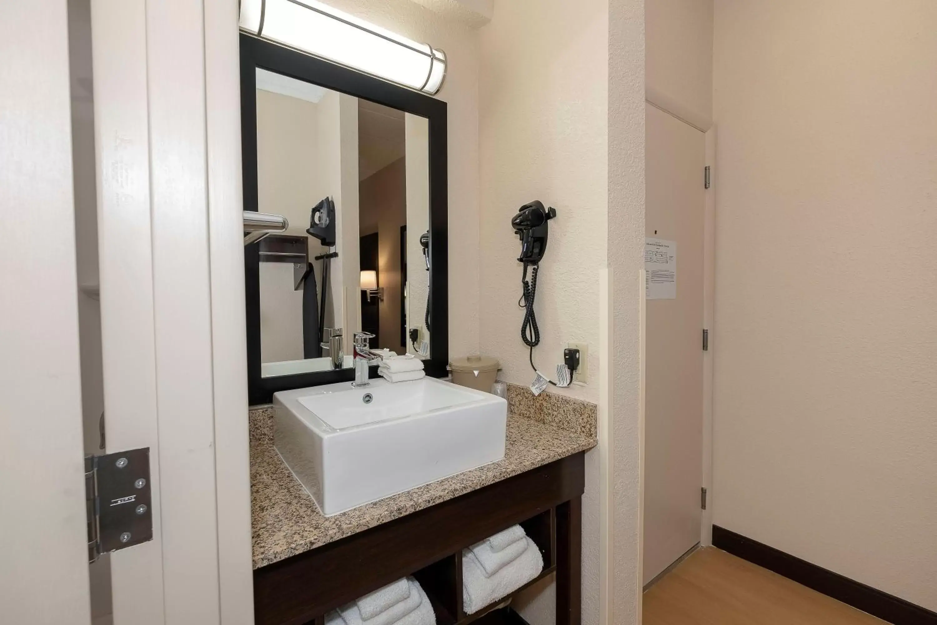 Bathroom in Red Roof Inn PLUS+ Jacksonville – Southpoint