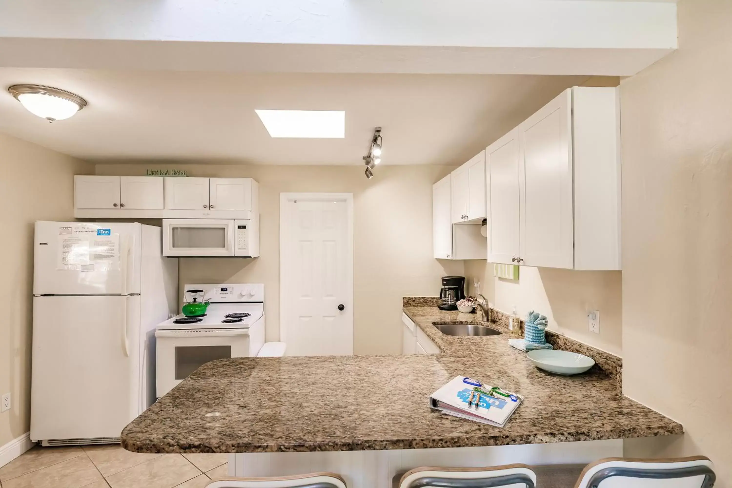 Kitchen or kitchenette, Kitchen/Kitchenette in The Inn on Siesta Key