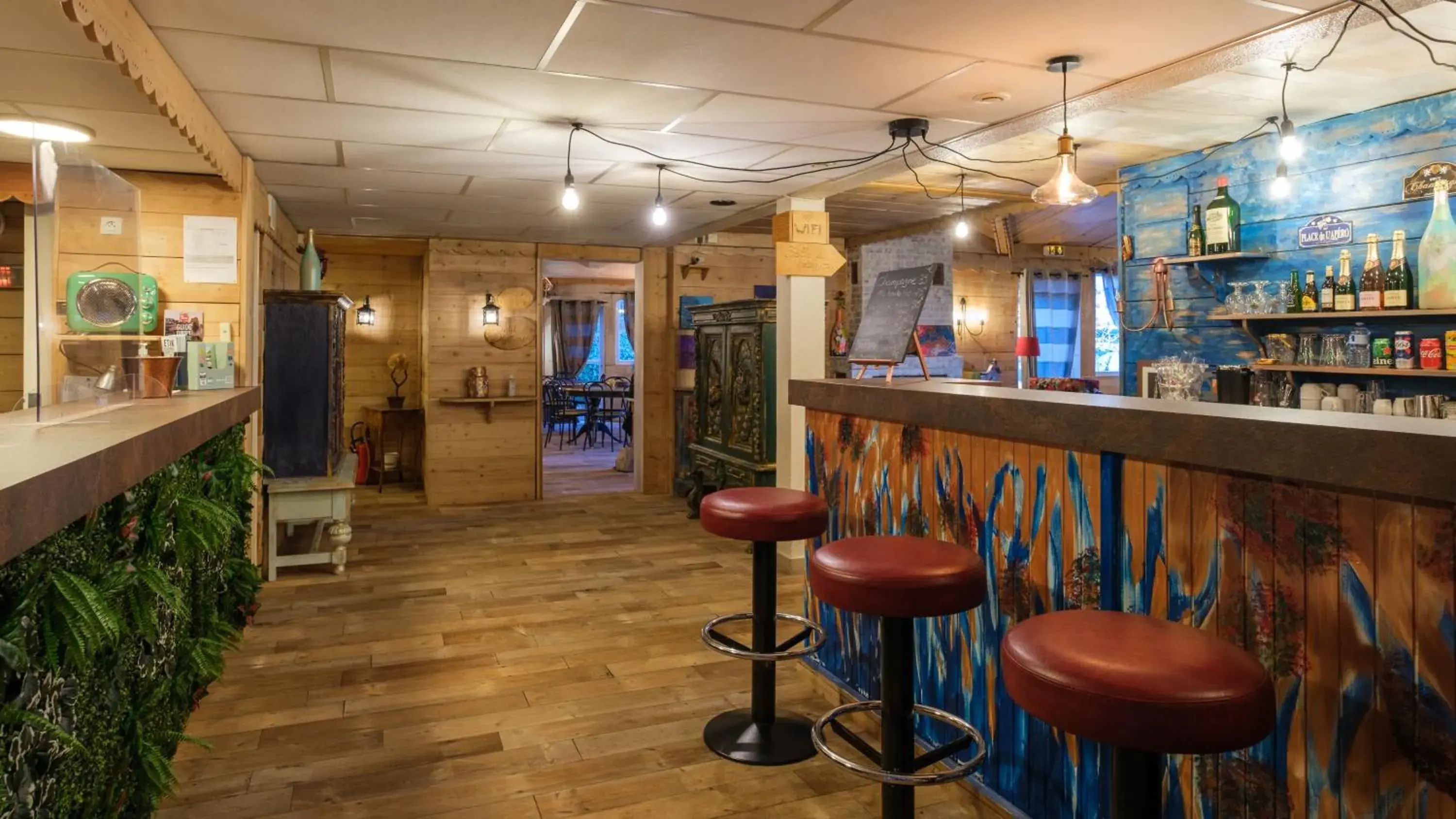 Lounge or bar in Cit'Hotel Le Montreal Lounge or bar in Cit'Hotel Le Montreal