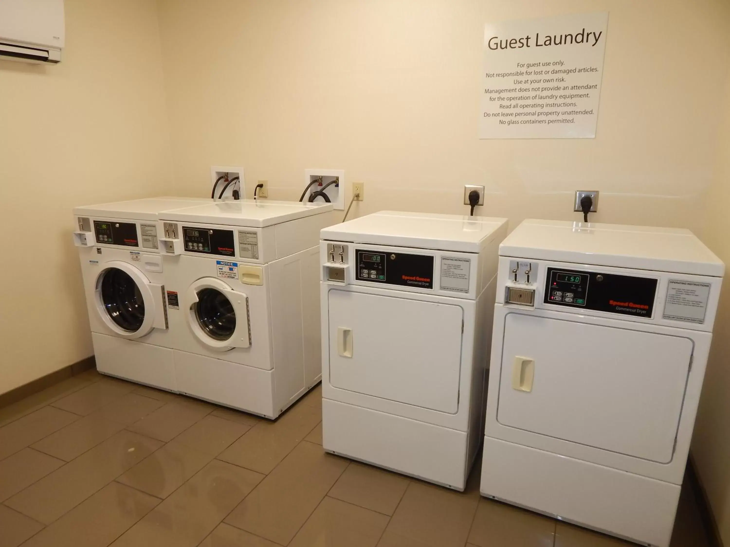 Lobby or reception, Kitchen/Kitchenette in Holiday Inn Express & Suites Washington - Meadow Lands, an IHG Hotel