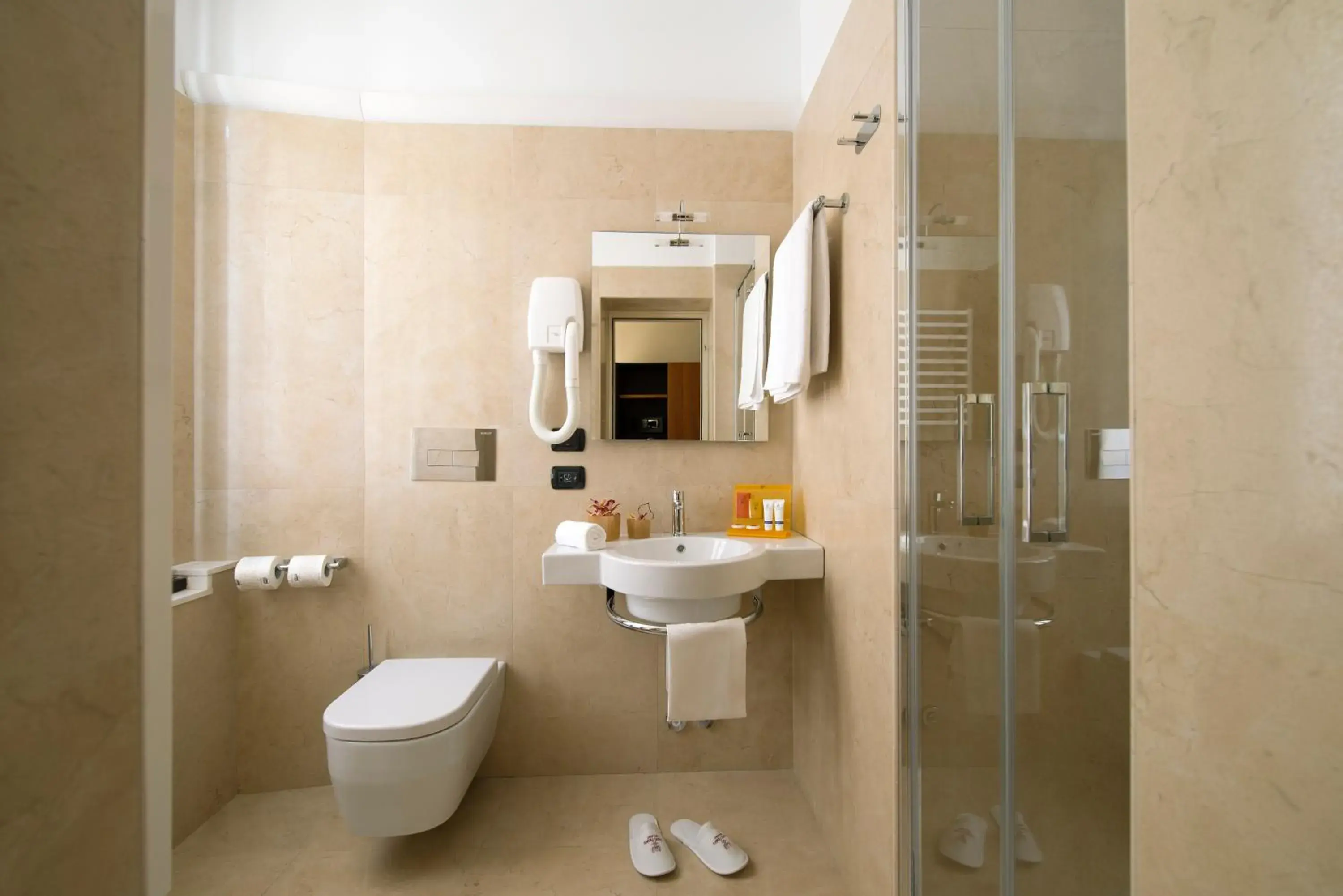 Shower, Bathroom in Hotel Fenice