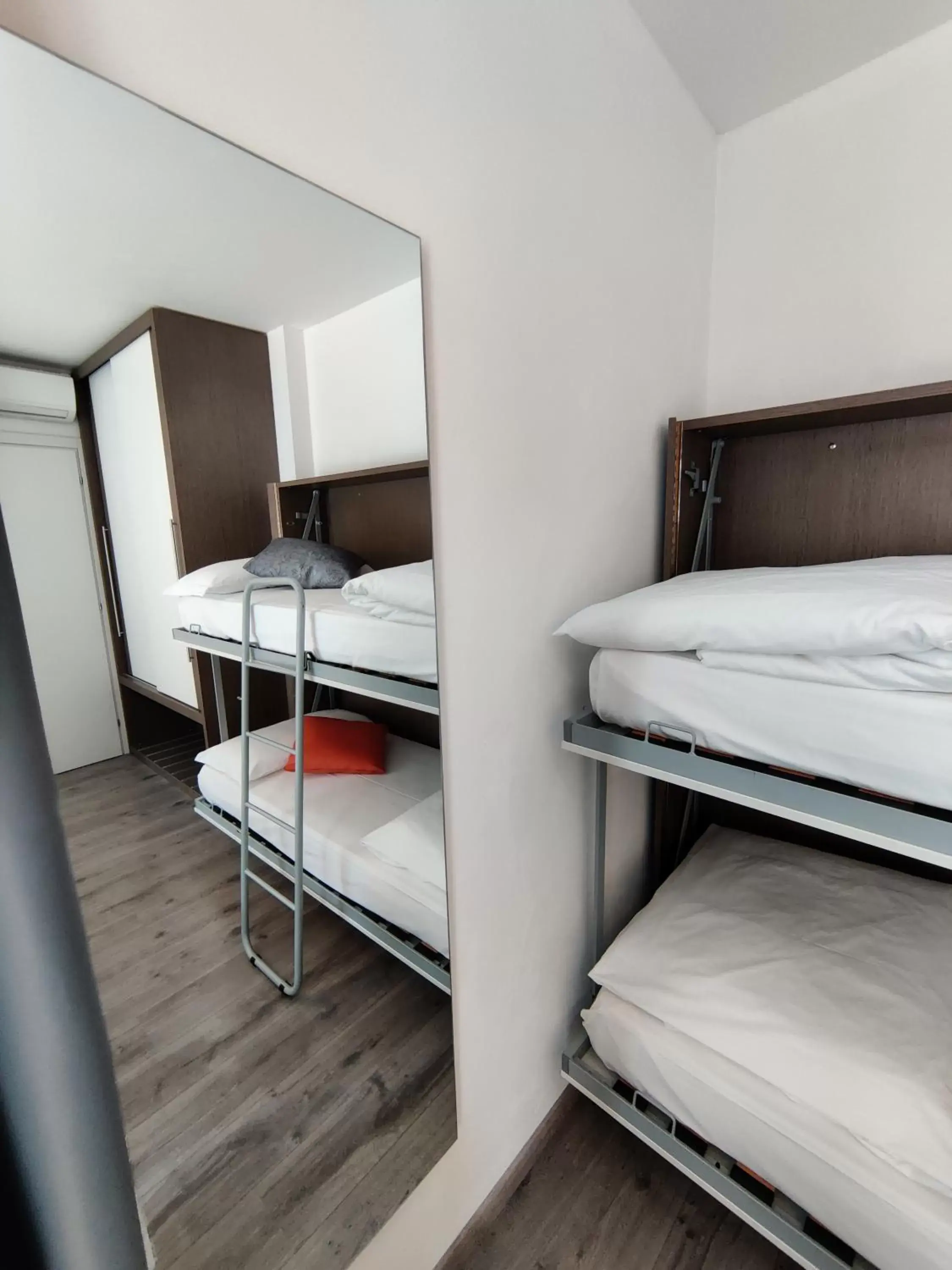 Bedroom, Bunk Bed in Gardesana Active Apartments