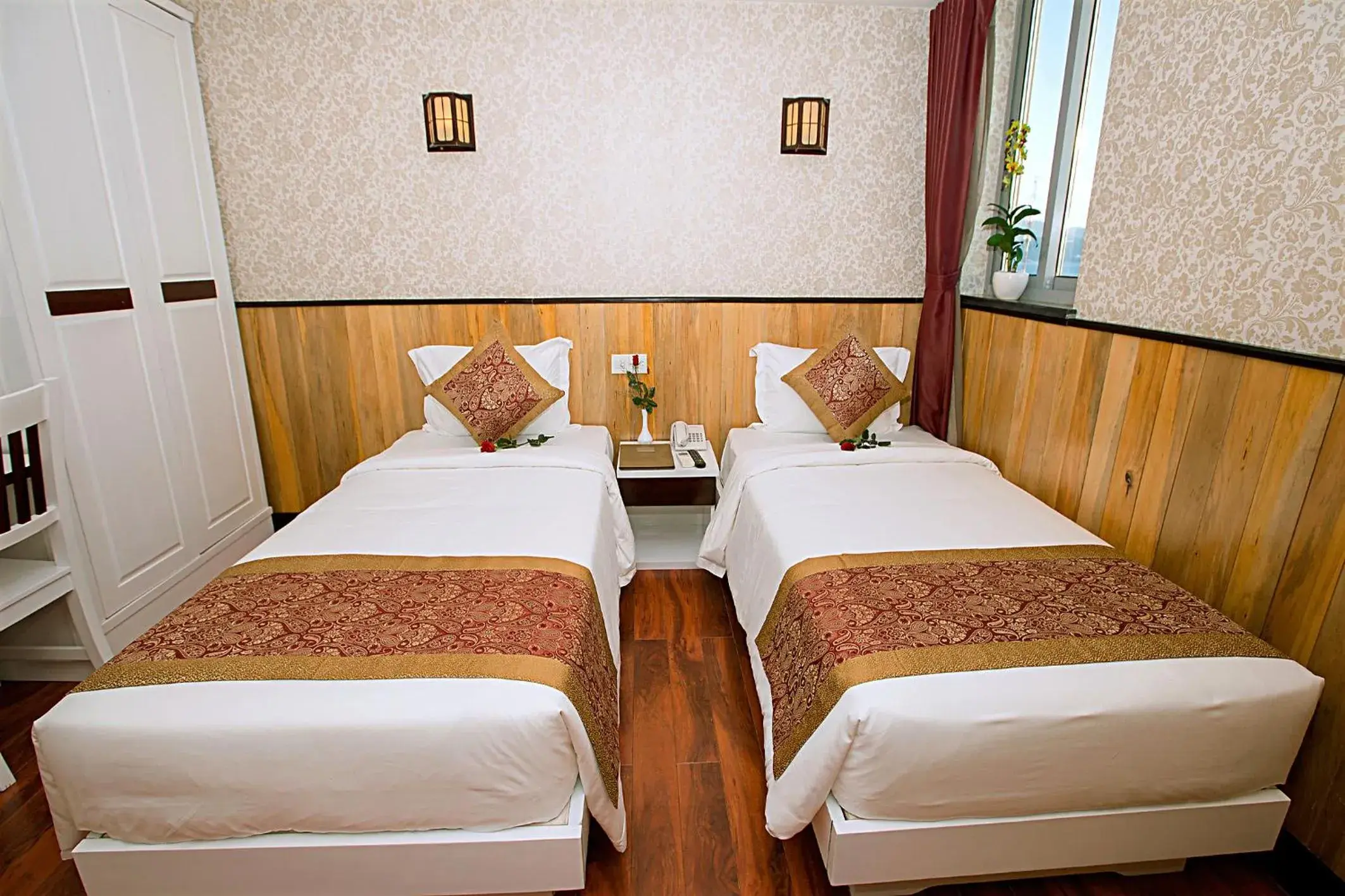 Bedroom, Bed in Golden Rain 2 Hotel