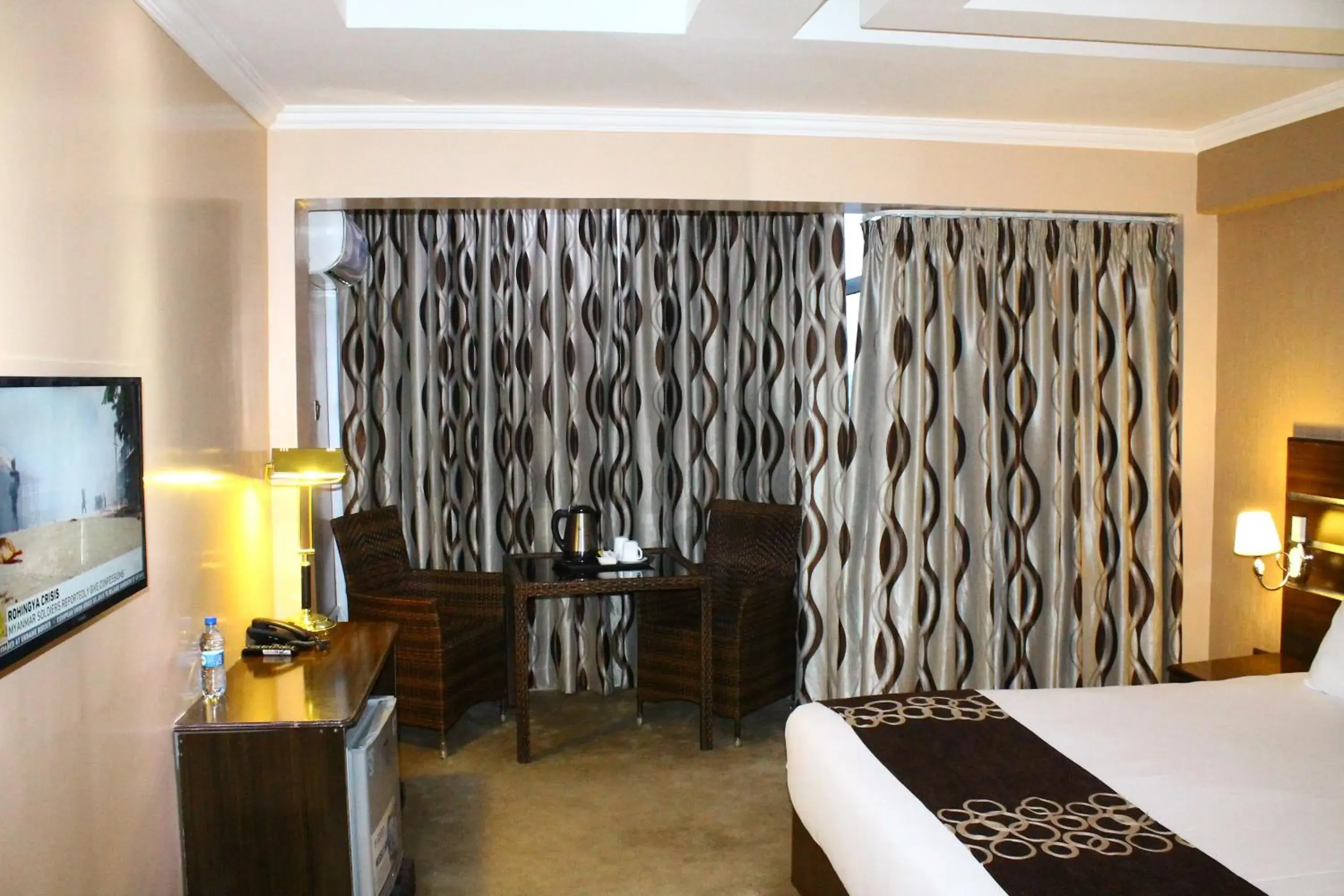 Bed, Seating Area in Airport Landing Hotel