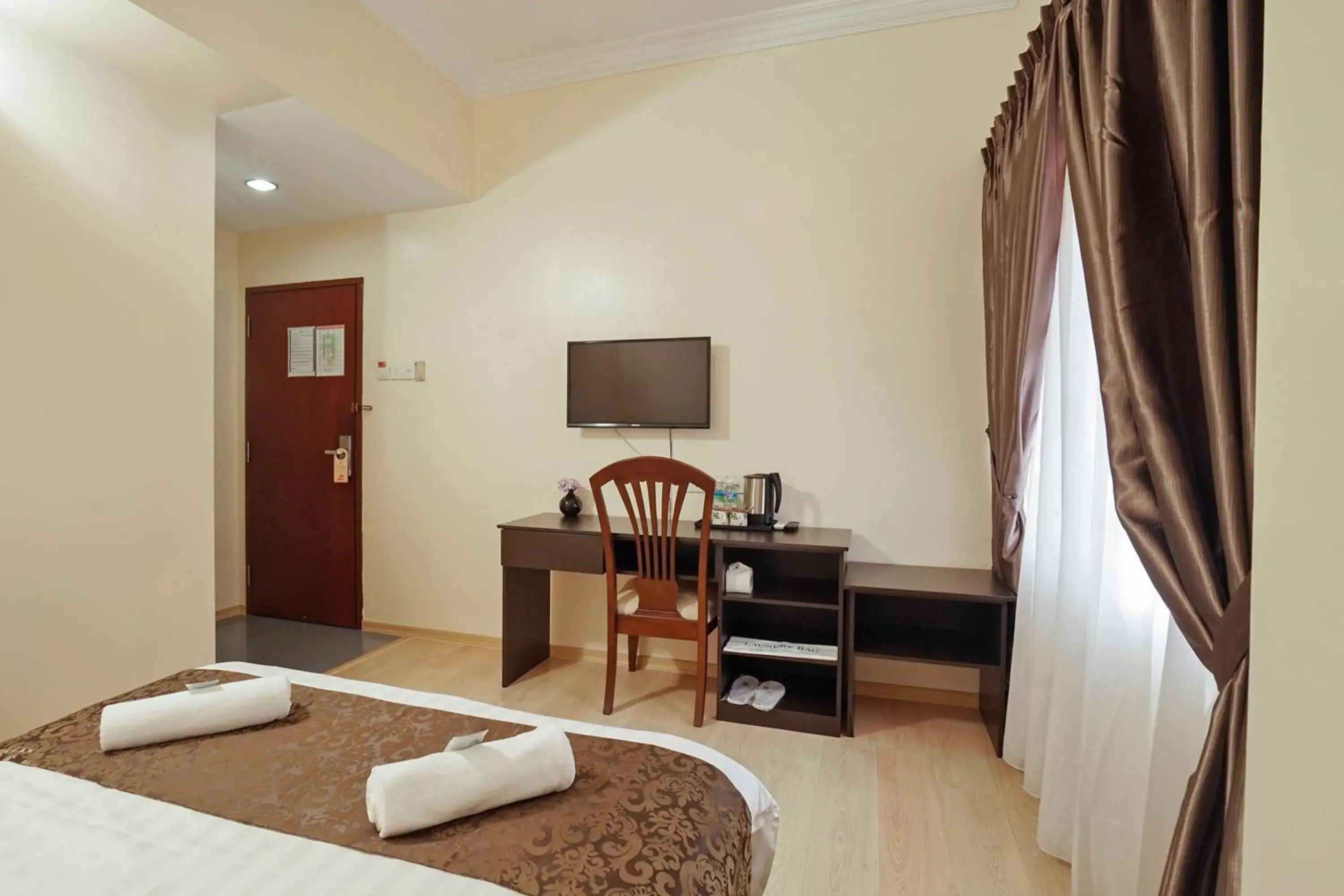 Bedroom, TV/Entertainment Center in RJ Hotel Kulai