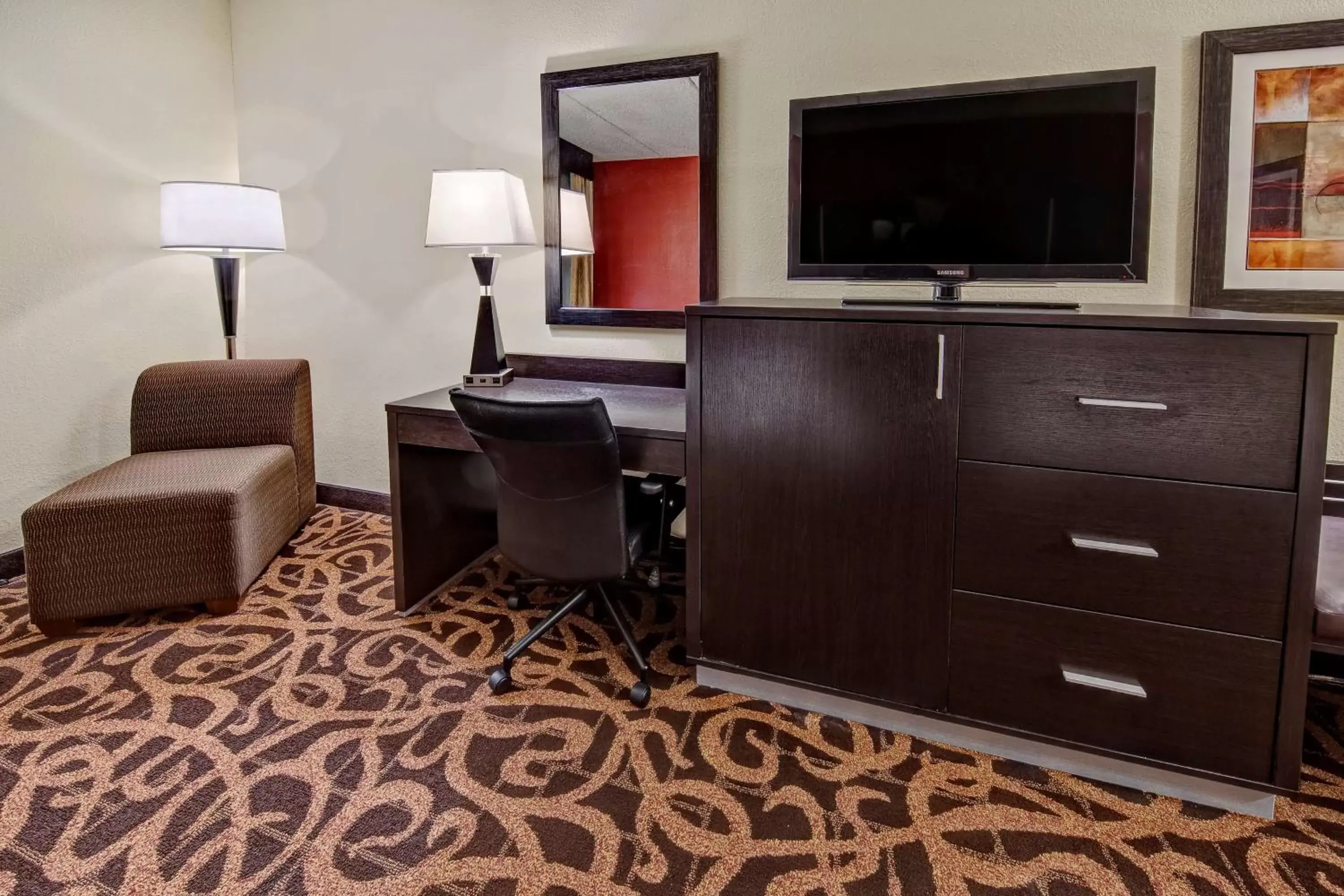 Bedroom, TV/Entertainment Center in Hampton Inn Houston Baytown