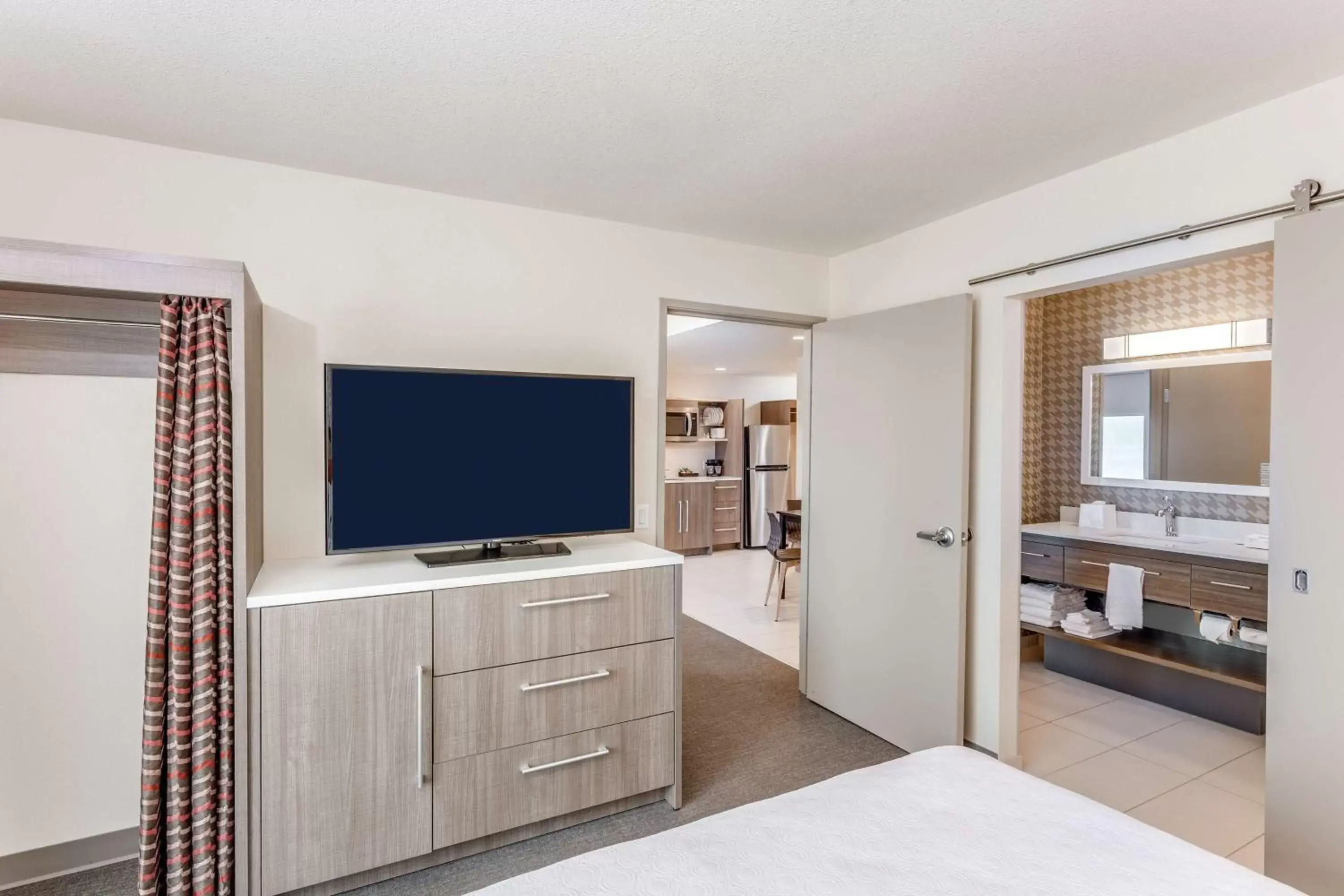 Kitchen or kitchenette, TV/Entertainment Center in Home 2 Suites By Hilton Indianapolis Northwest