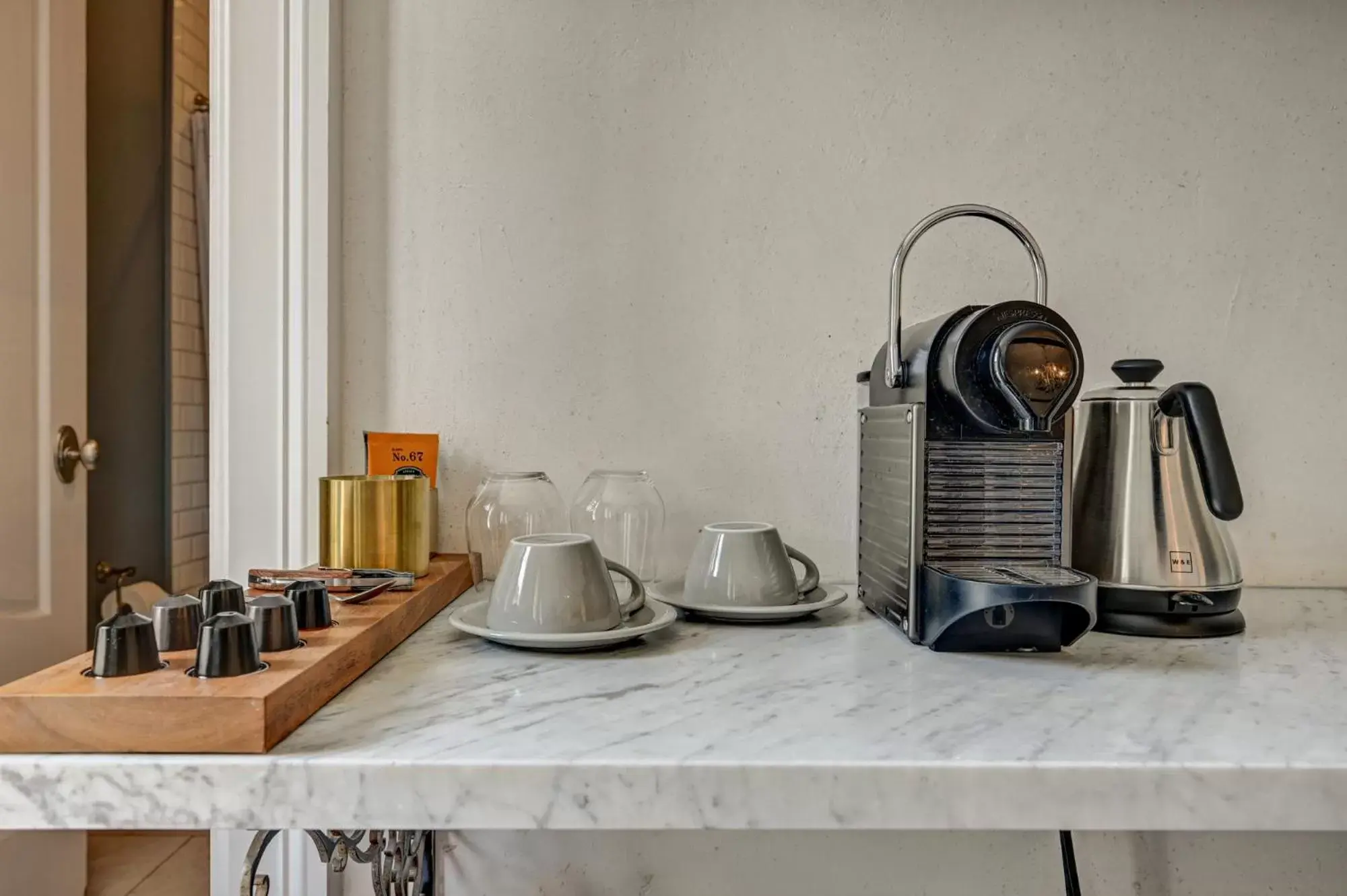 Coffee/tea facilities in Surf Hotel & Chateau