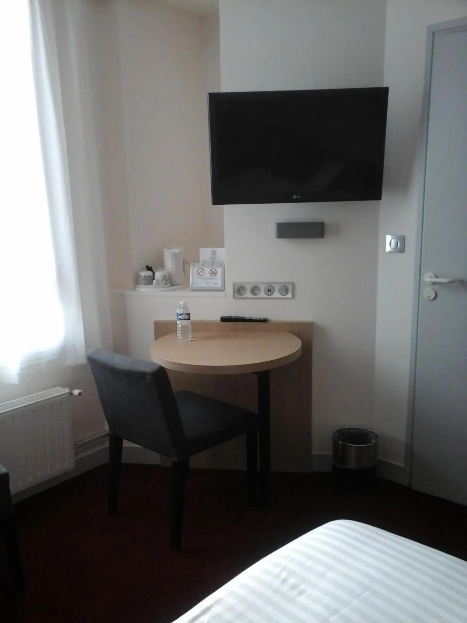 Seating area, Bed in Hôtel Carmin