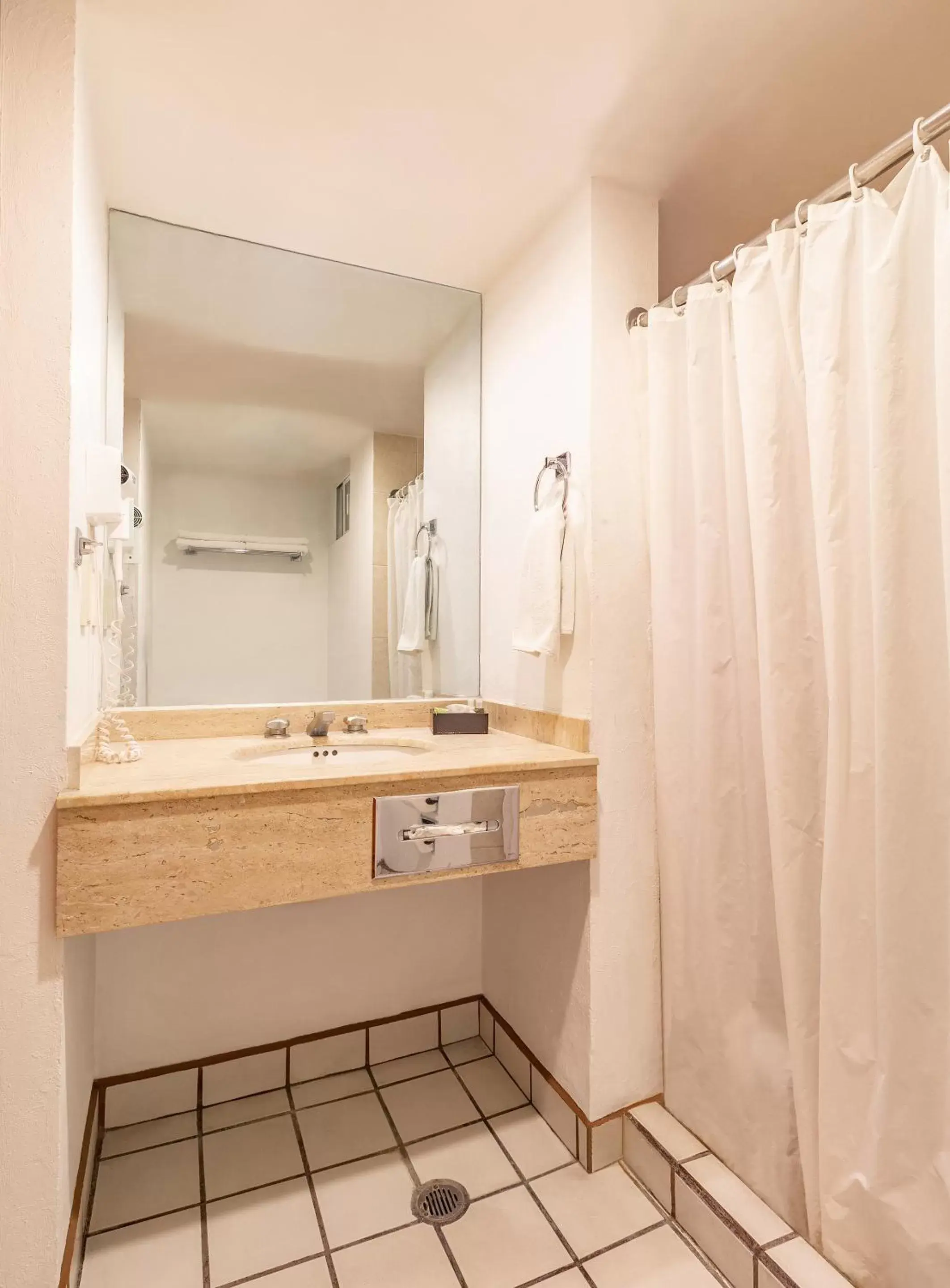 Toilet, Bathroom in Hotel Francia Aguascalientes