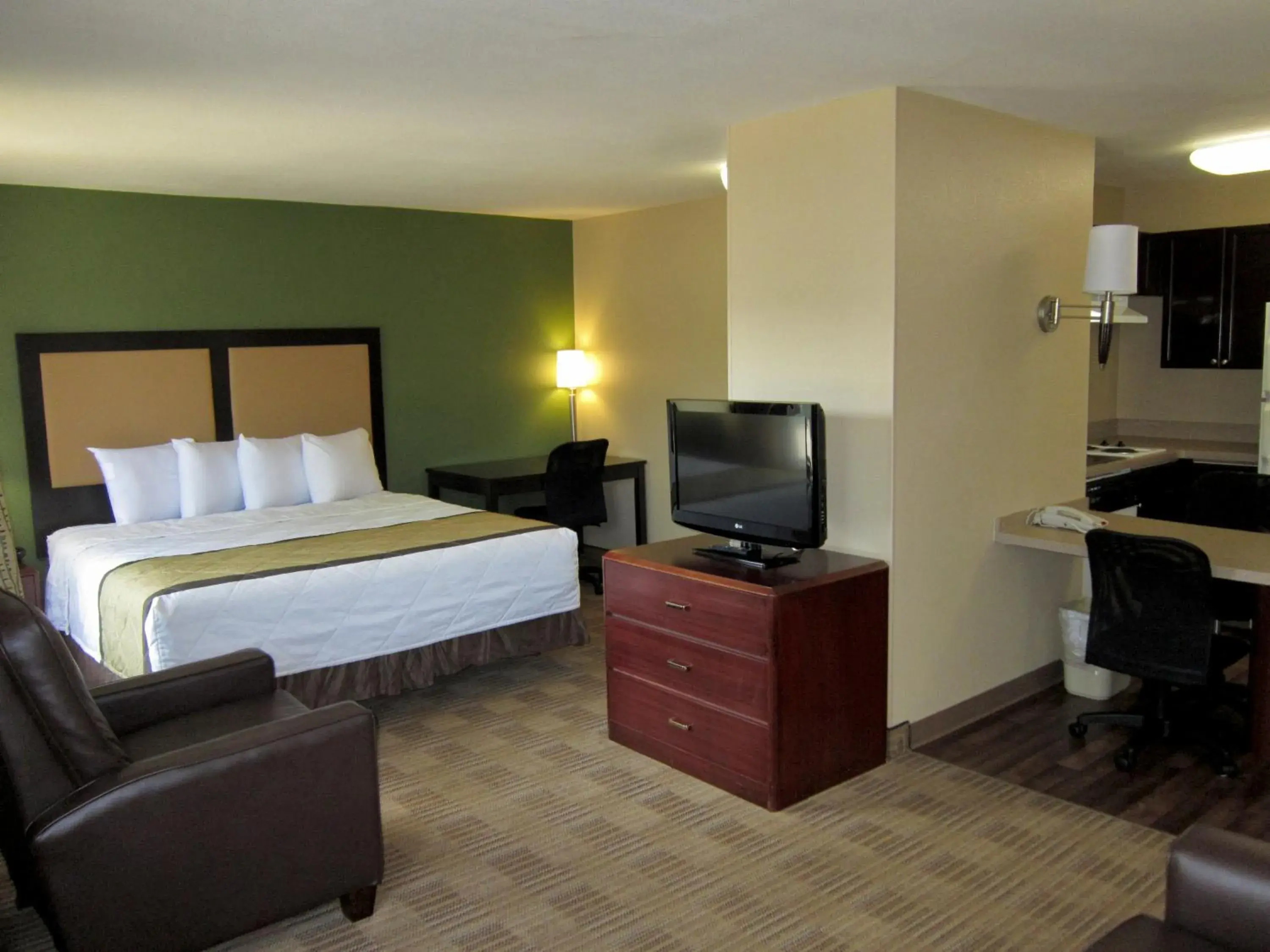 TV and multimedia, TV/Entertainment Center in Extended Stay America Suites - Phoenix - Chandler - E Chandler Blvd
