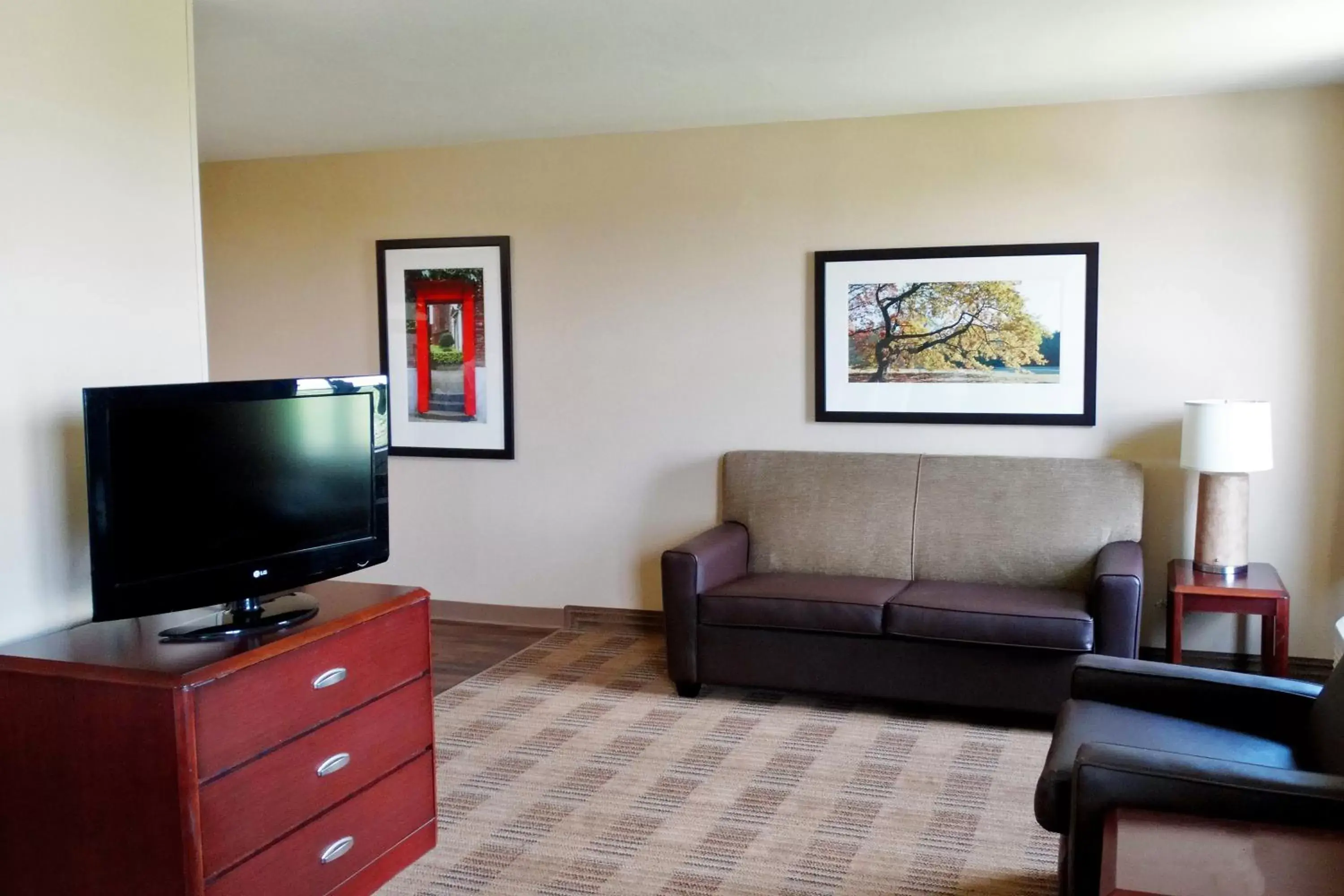 TV and multimedia, TV/Entertainment Center in Extended Stay America Suites - Indianapolis - Airport - W Southern Ave