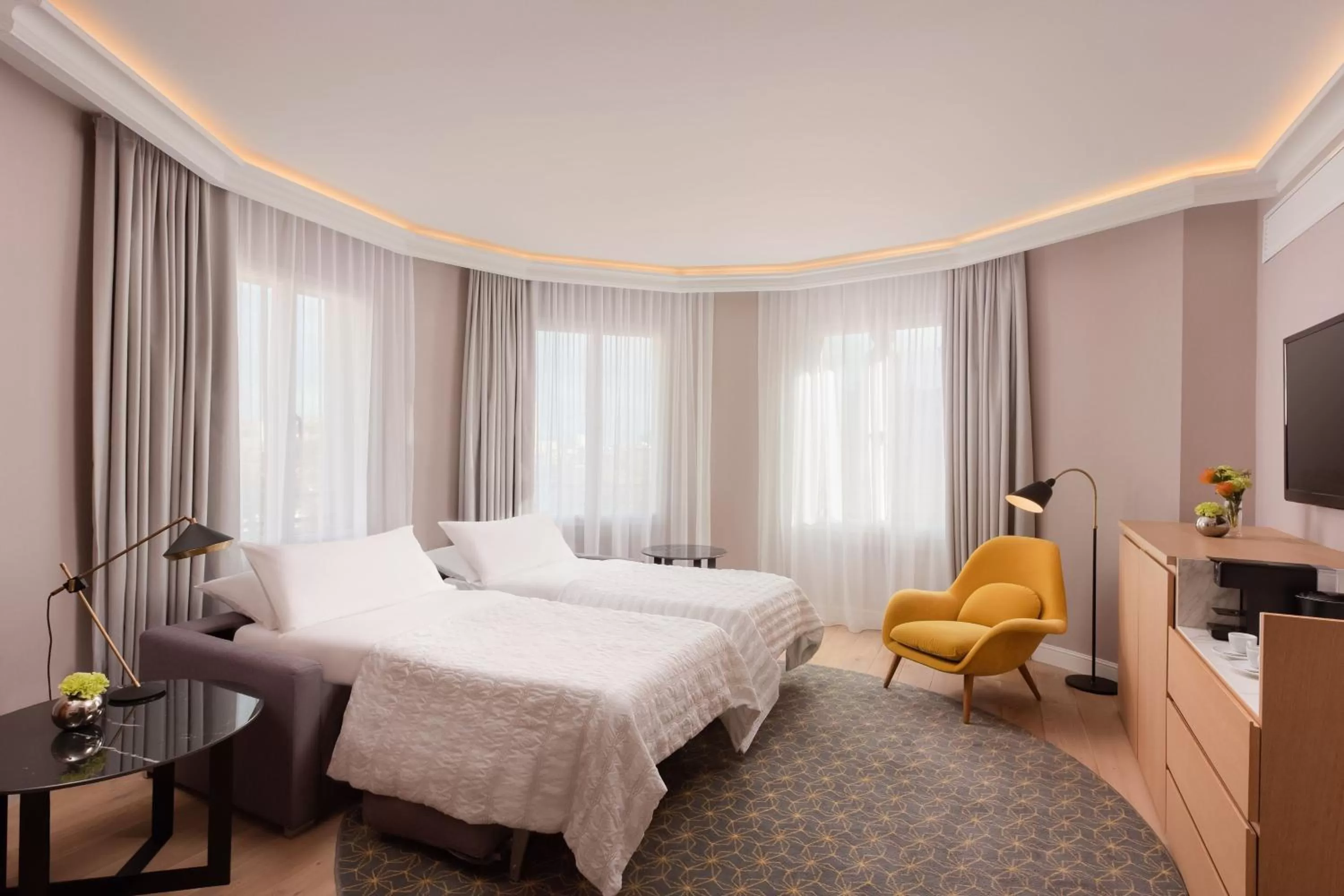 Living room, Bed in Le Meridien Barcelona