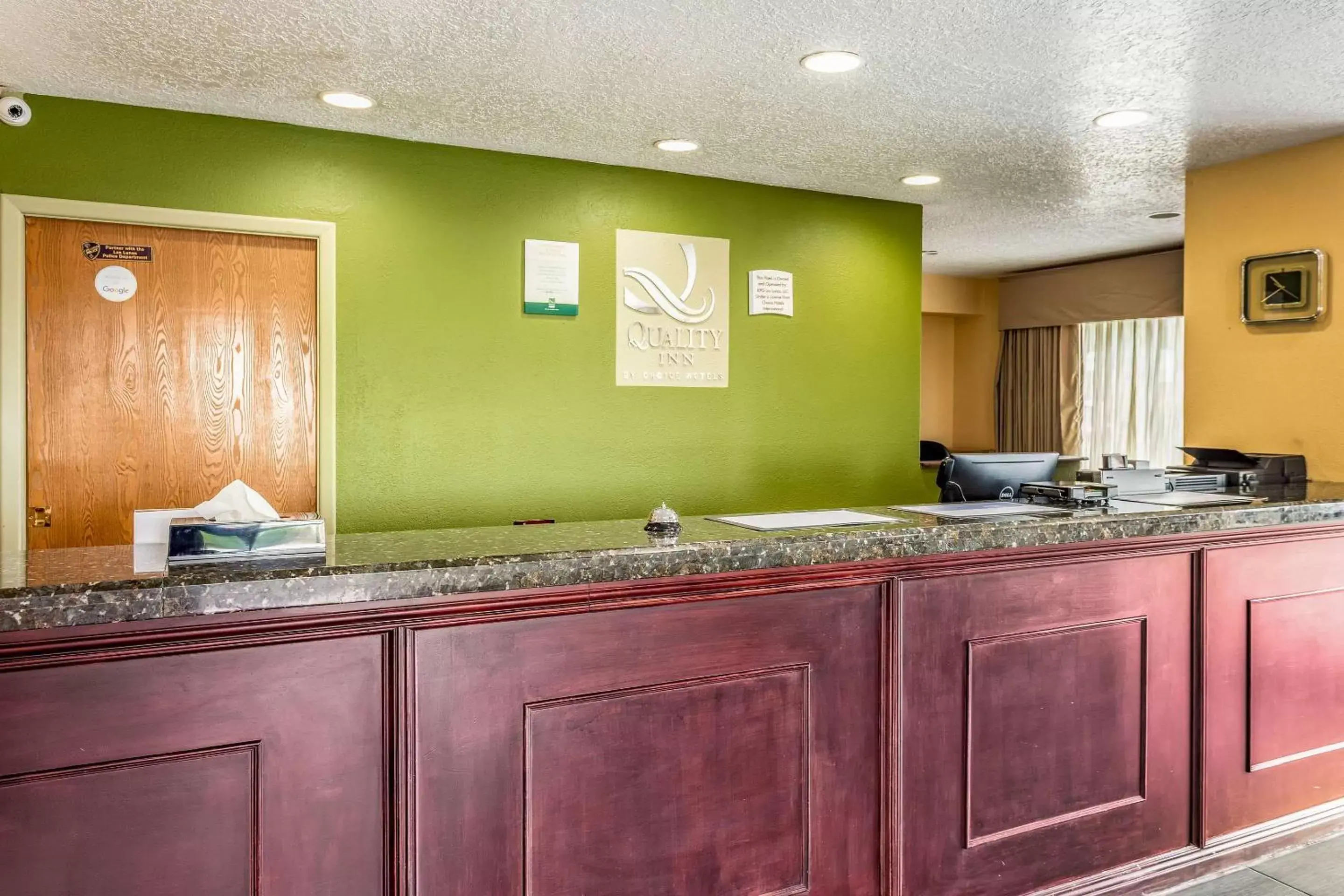 Lobby or reception, Kitchen/Kitchenette in Quality Inn Los Lunas