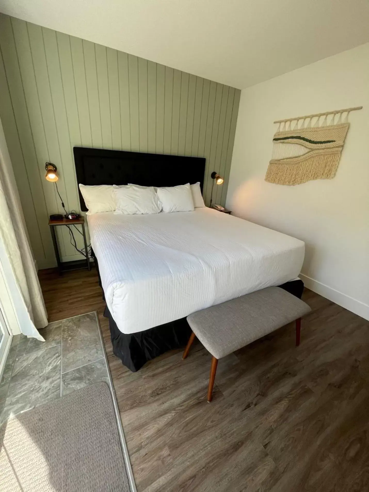 Bedroom, Bed in Waterton Glacier Suites