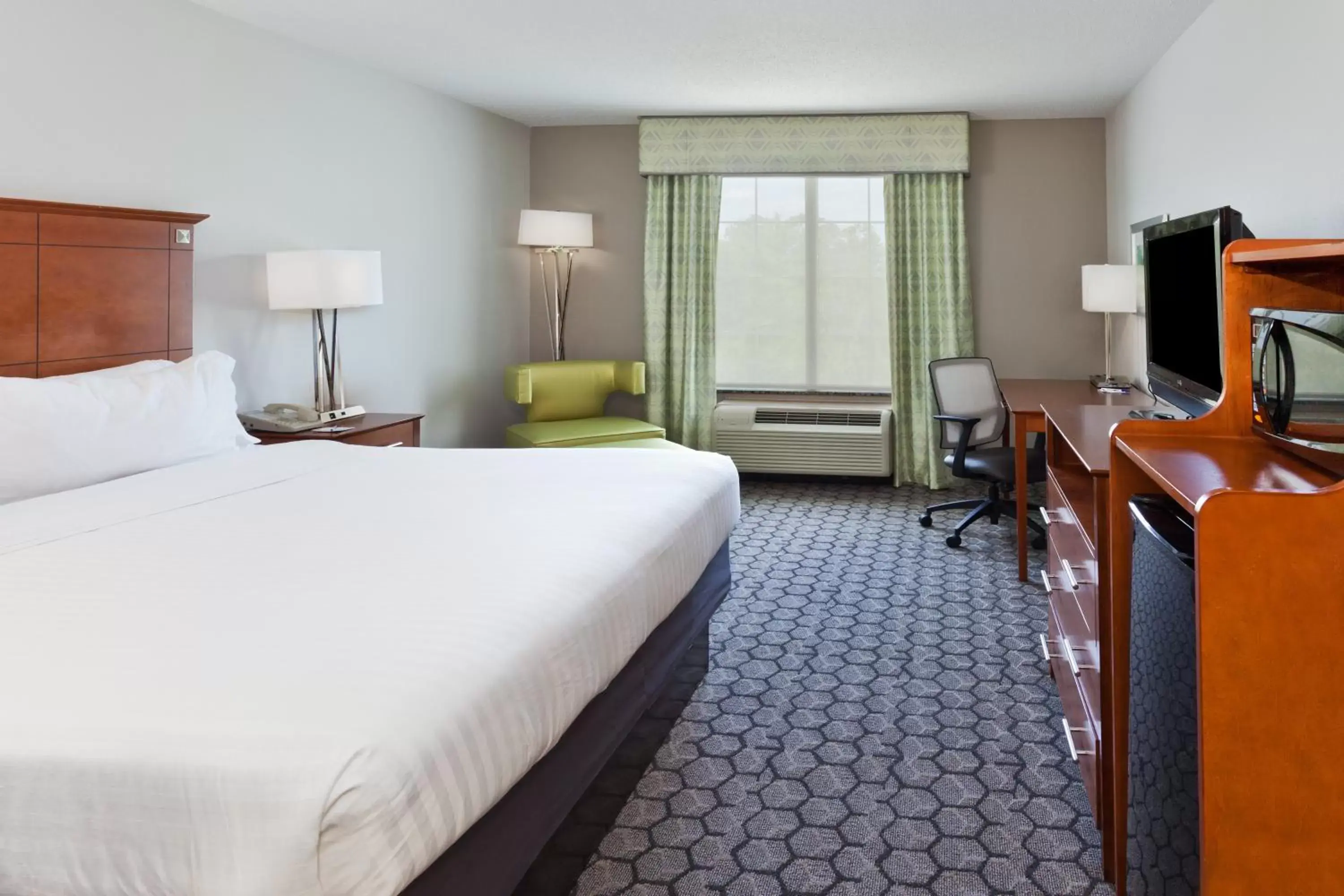 Photo of the whole room, Bed in Holiday Inn Express Phenix City-Fort Benning, an IHG Hotel