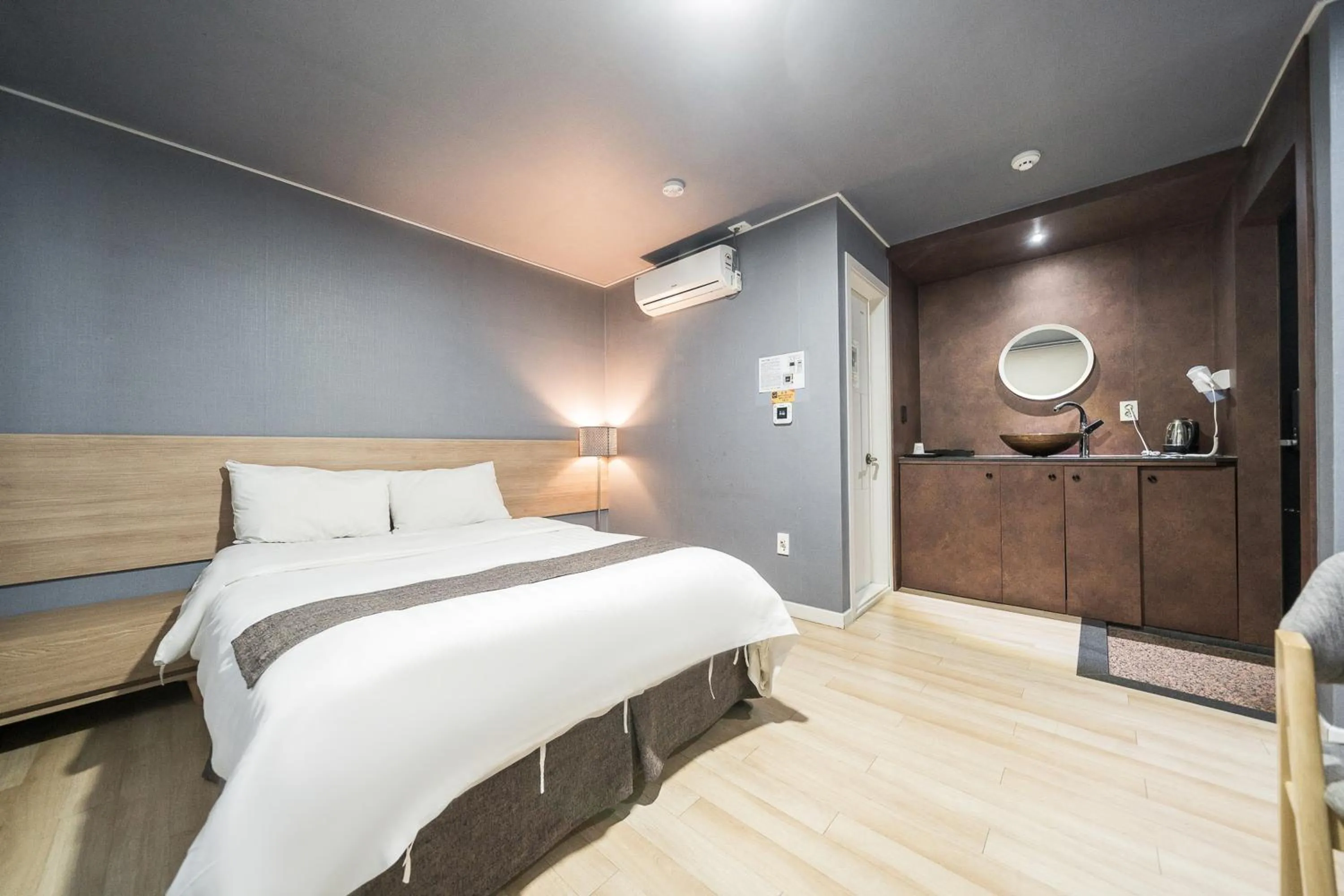 Photo of the whole room, Bed in Malu Hotel Suwon