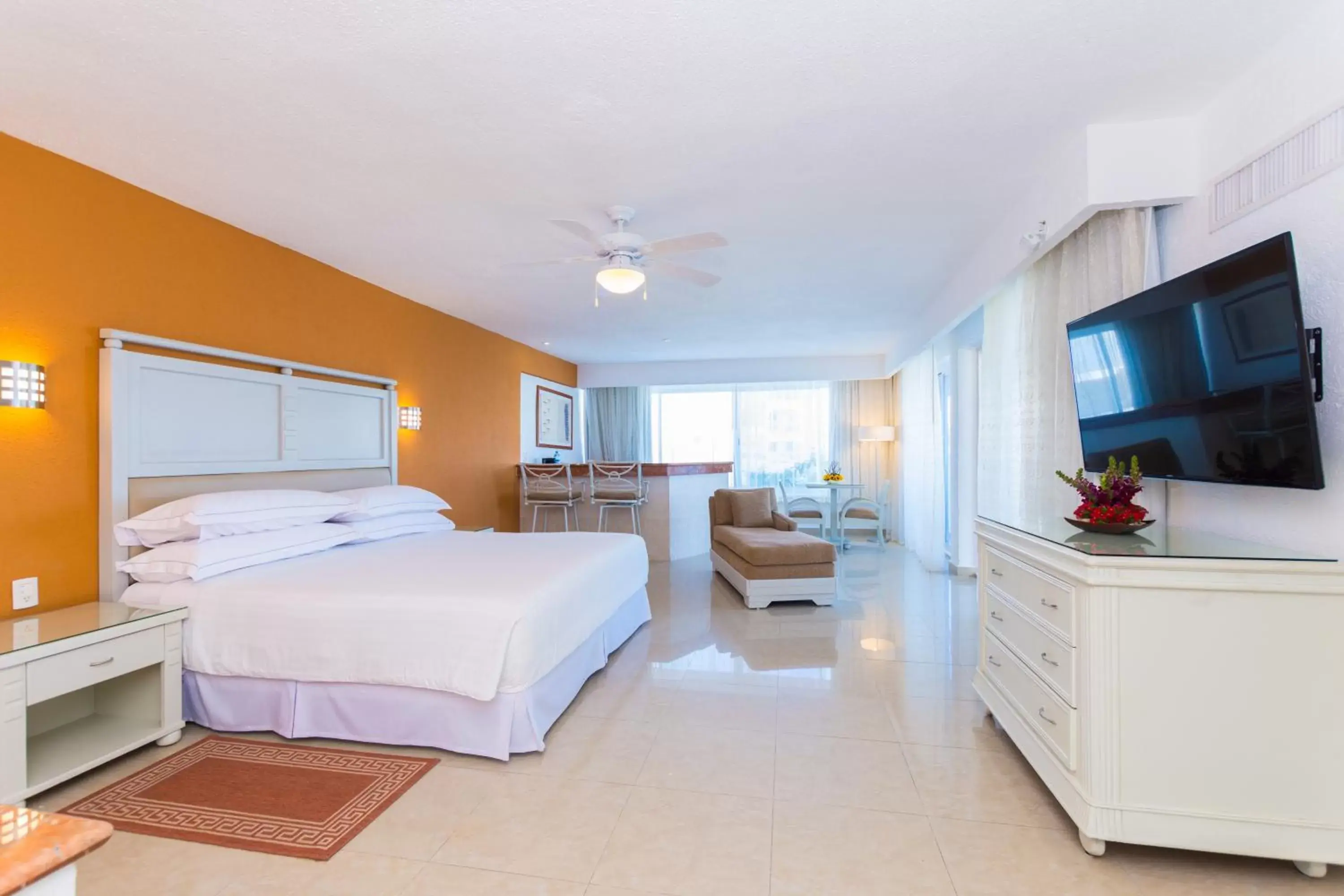 Photo of the whole room, TV/Entertainment Center in Occidental Costa Cancún - All Inclusive