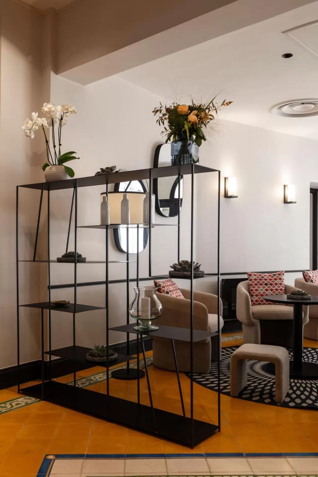 Living room, Bed in Hôtel l'Arena