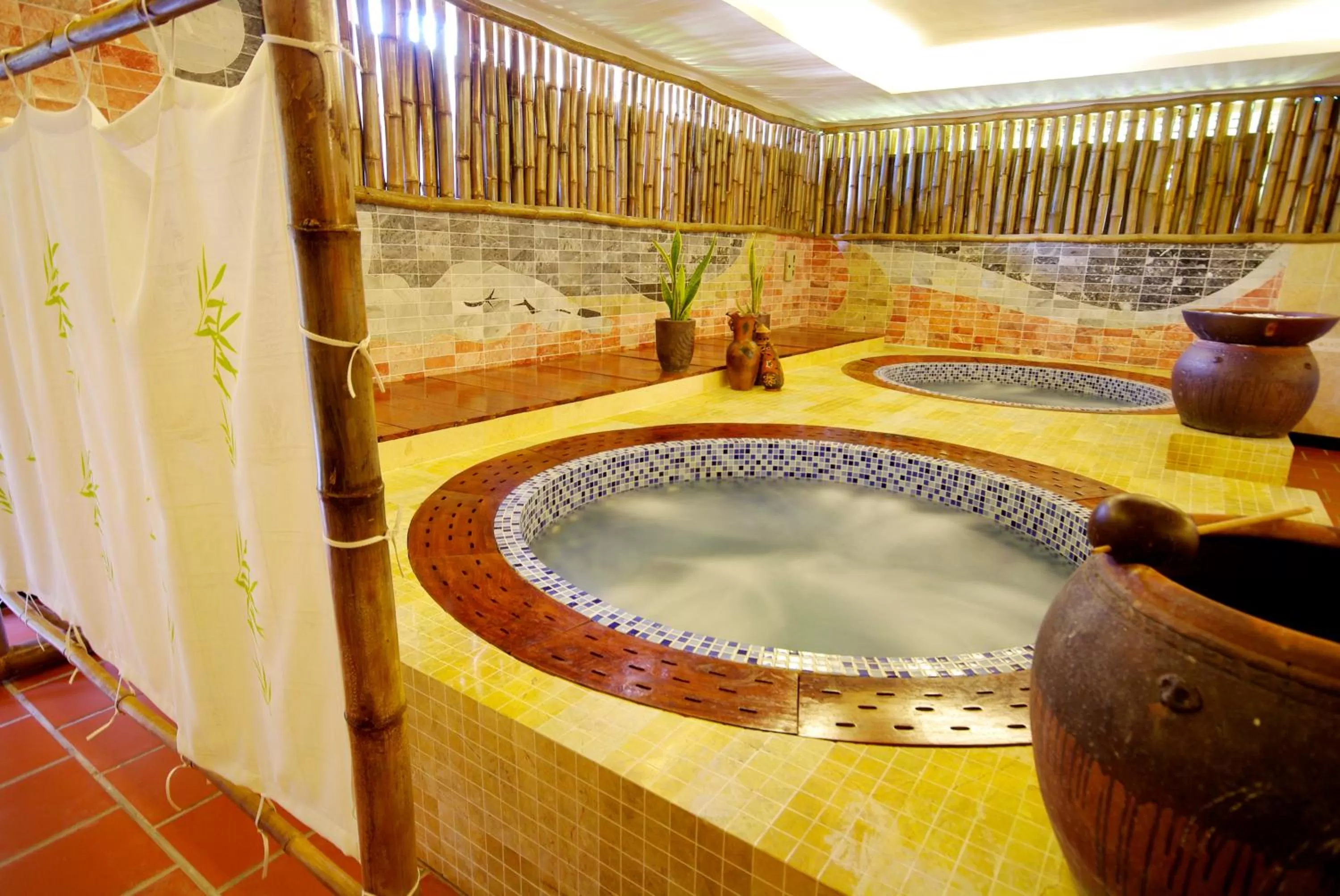 Hot Tub in Diamond Bay Resort & Spa