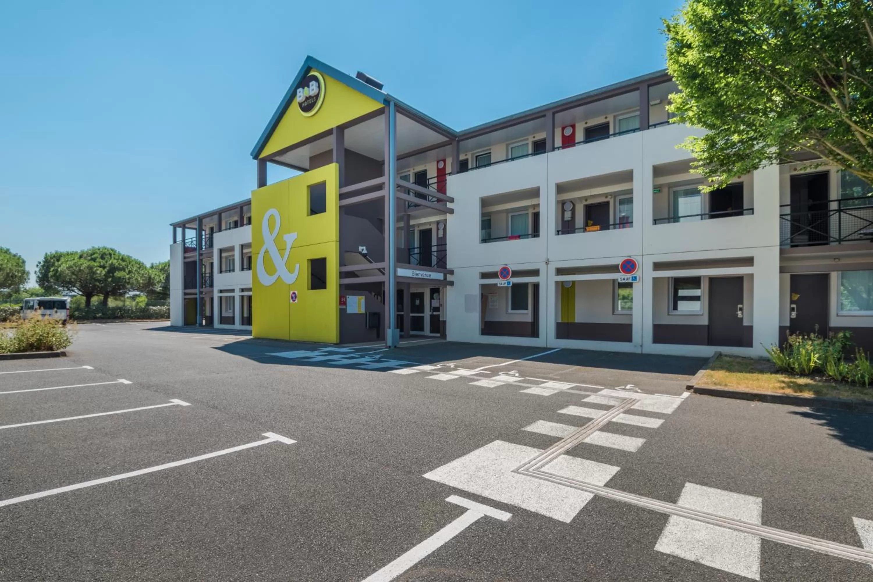 Facade/entrance in B&B HOTEL Saint-Nazaire Trignac