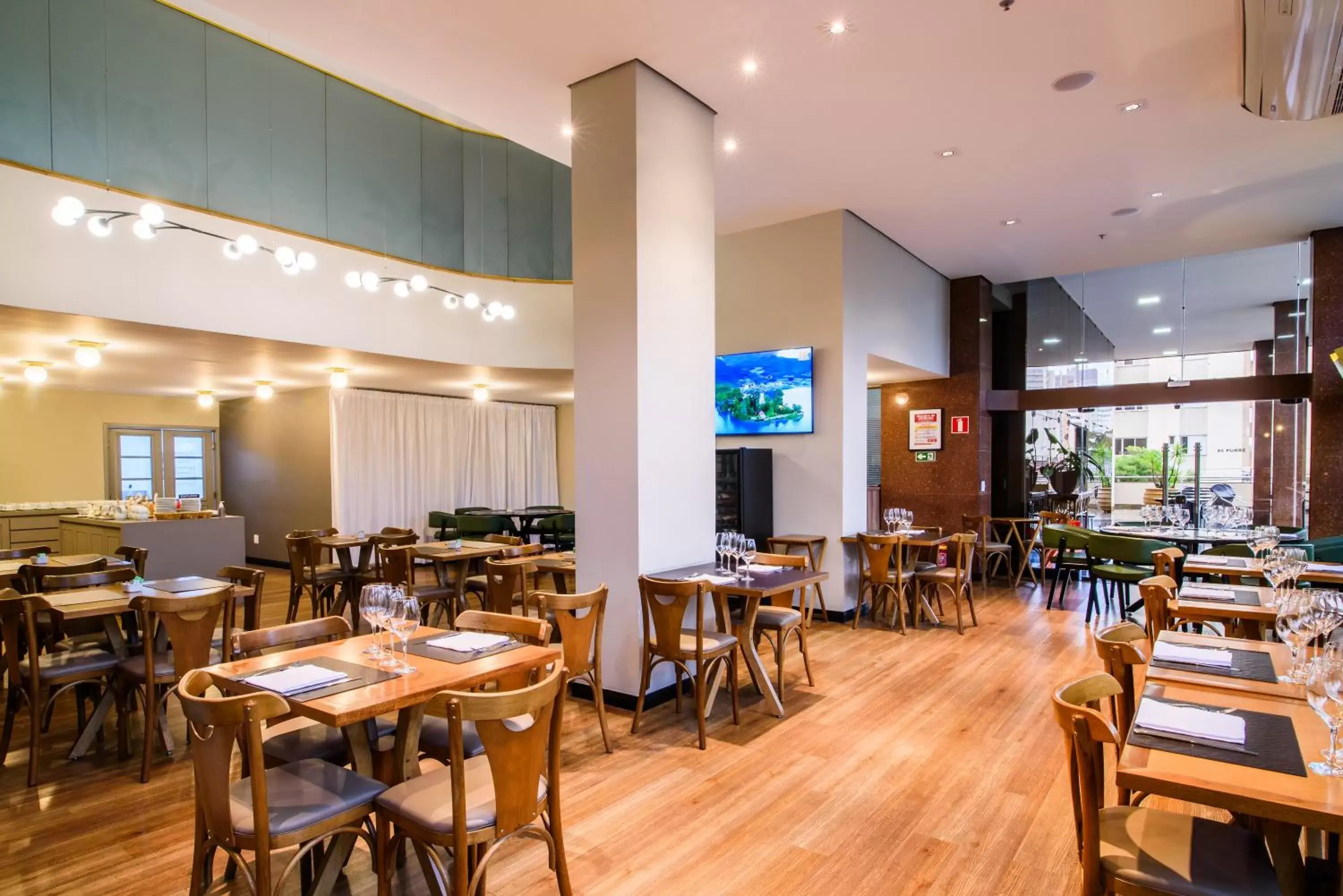 Restaurant/Places to Eat in Slaviero Londrina Flat