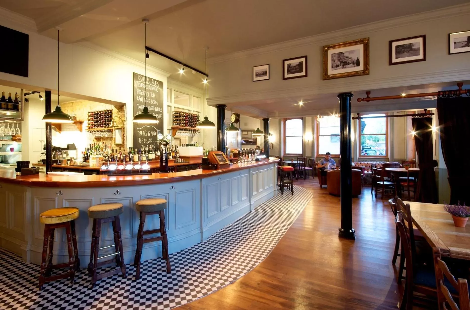 Restaurant/places to eat in Kew Gardens Hotel