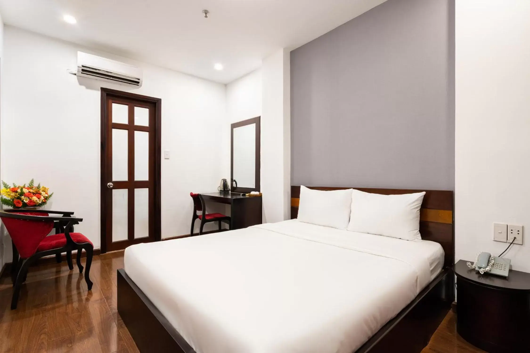 Bed in A&A Toronto Hotel Bed in A&A Toronto Hotel