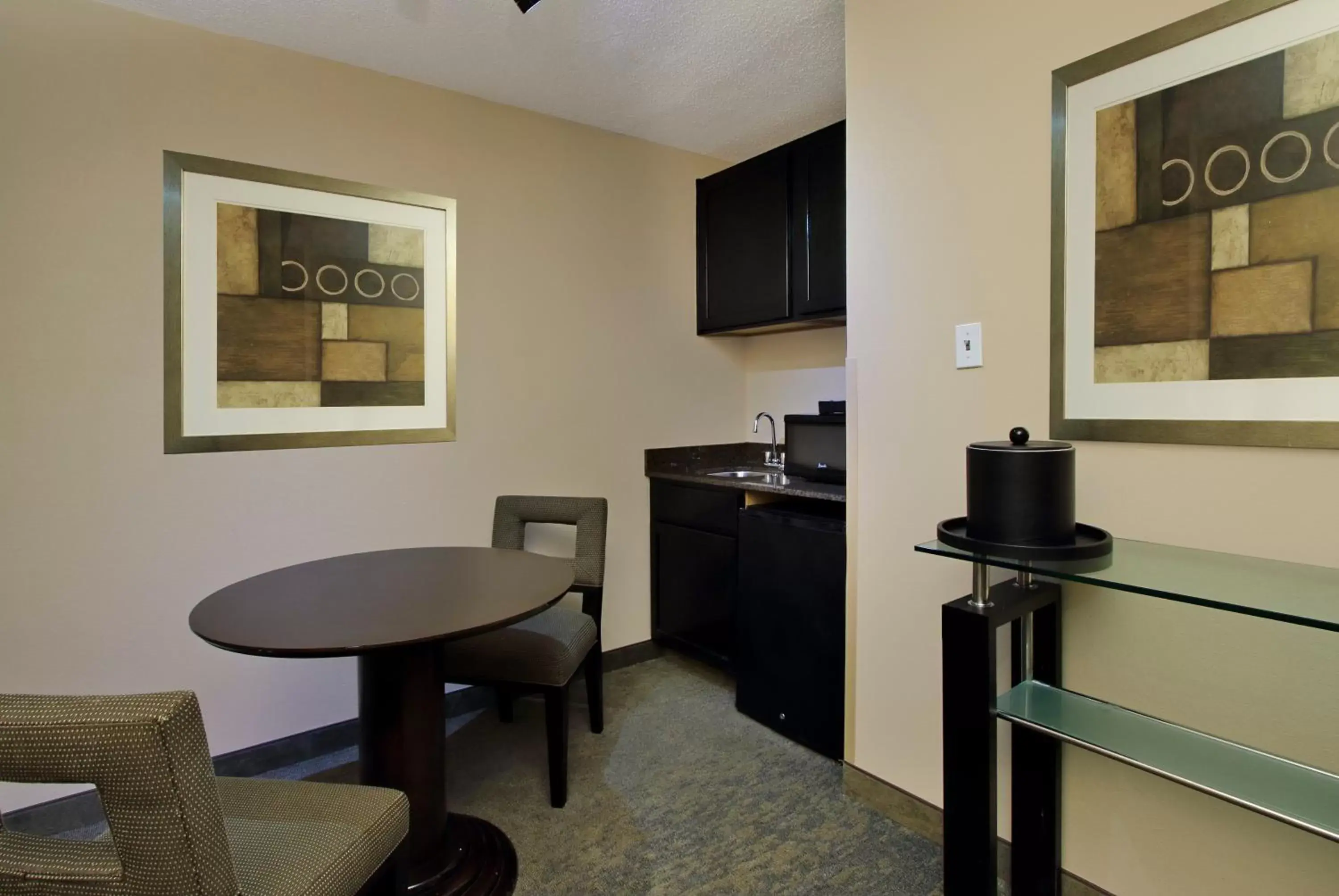 Photo of the whole room, Kitchen/Kitchenette in Holiday Inn Metairie New Orleans, an IHG Hotel