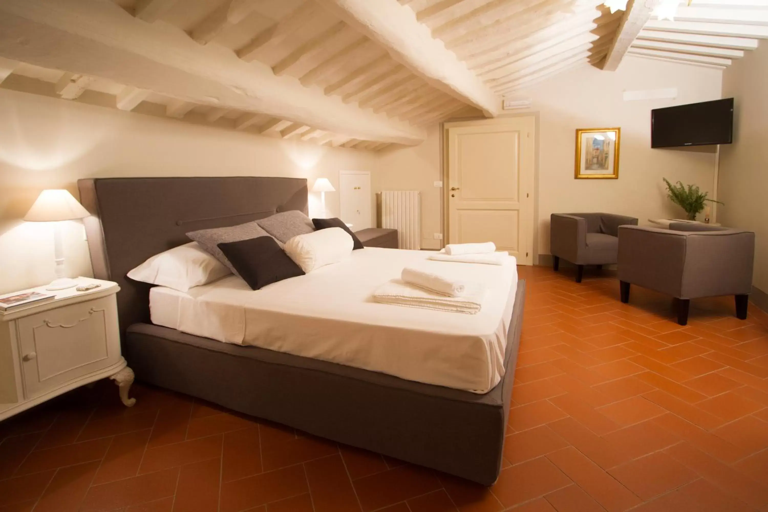 Bedroom, Bed in Cortona Suite