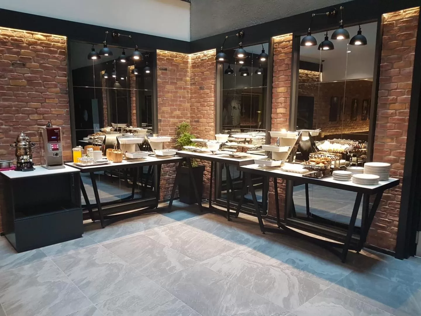 Restaurant/places to eat in Nox Suite Rezidans