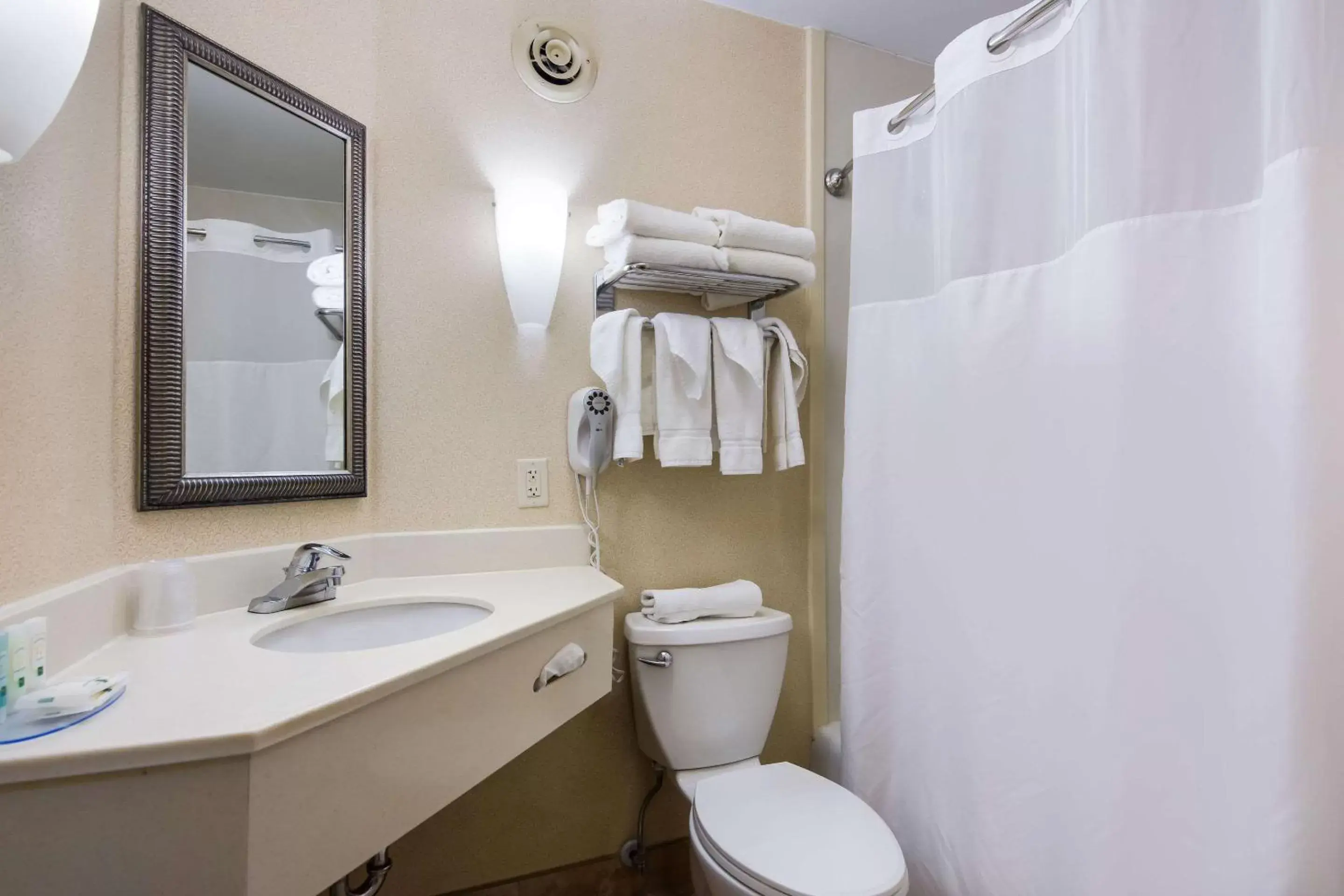 Bedroom, Bathroom in Quality Inn Oneonta Cooperstown Area