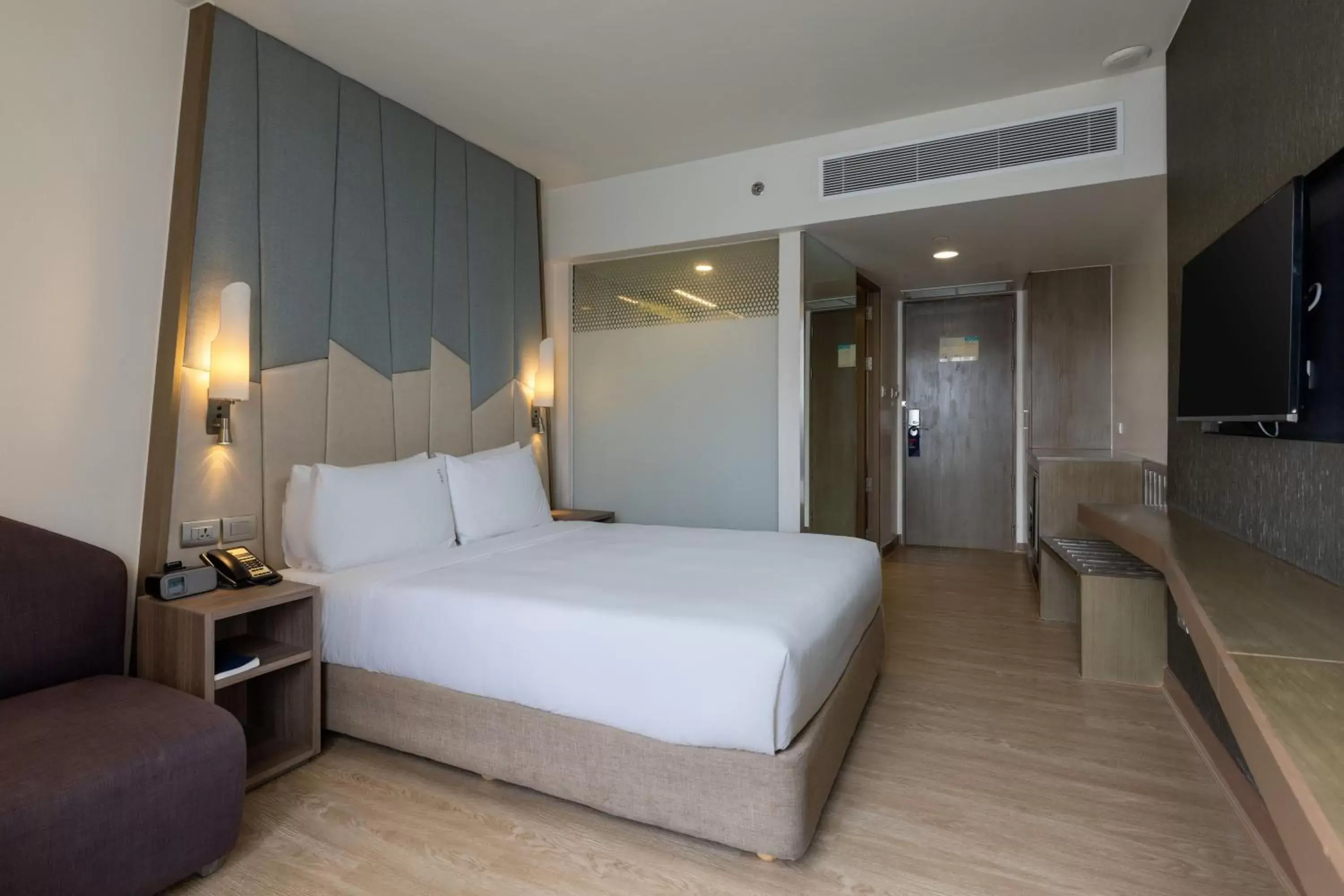 Bed in Holiday Inn Express Bangkok Sukhumvit 11, an IHG Hotel