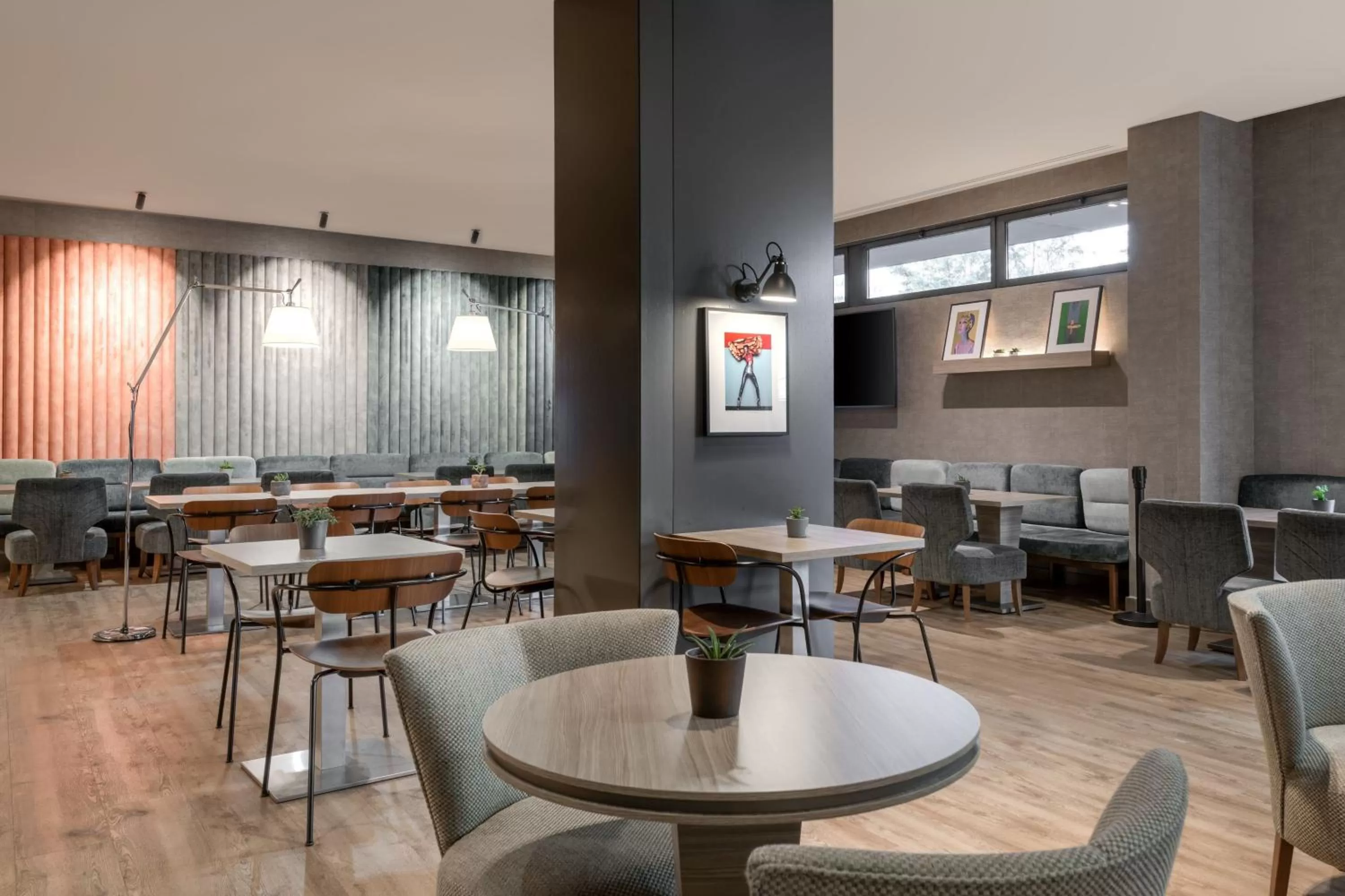 Lounge or bar in AC Hotel by Marriott Madrid Airport