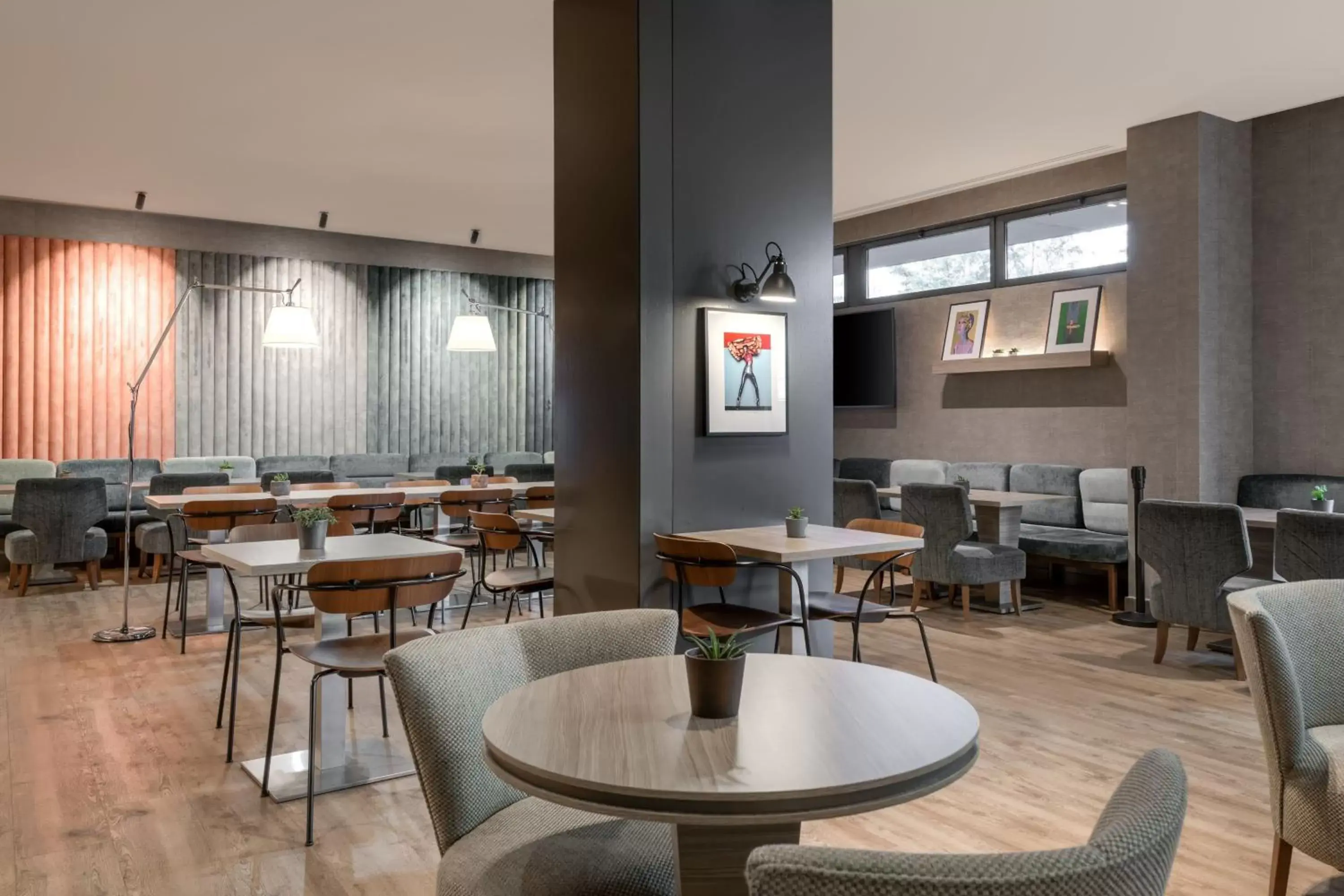 Lounge or bar, Restaurant/Places to Eat in AC Hotel Coslada Aeropuerto by Marriott